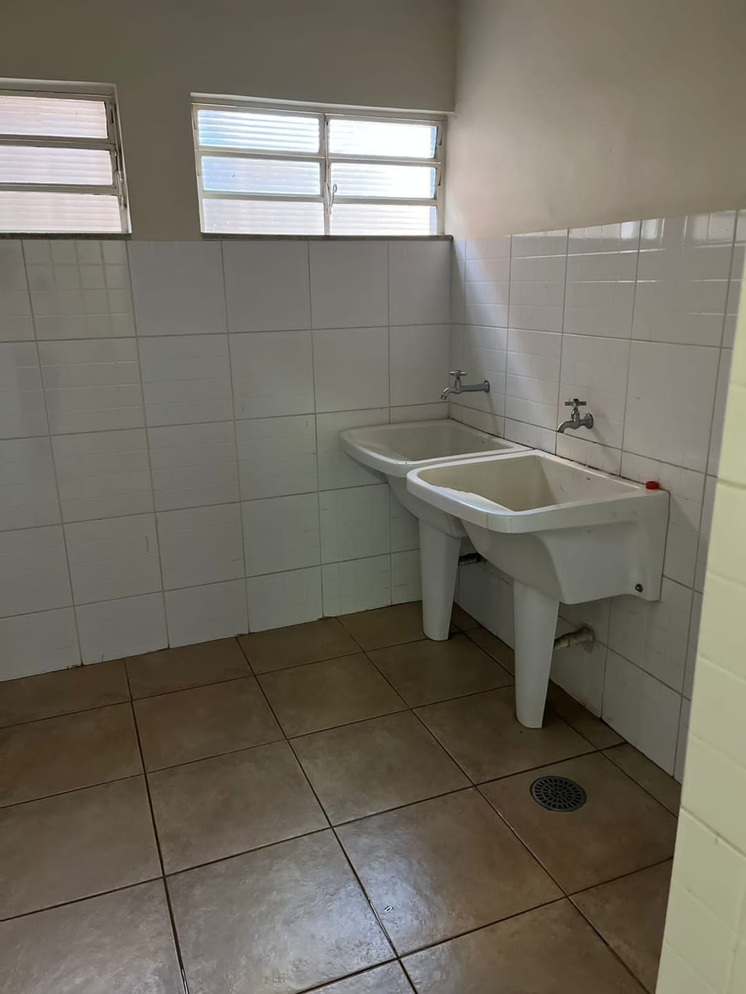 Casa Residencial ou Comercial de 400 m² para venda, 05 quartos (sendo 2 suítes) piscina, de frente para o lago Igapó 1 -Bairro Canaã, Londrina, P