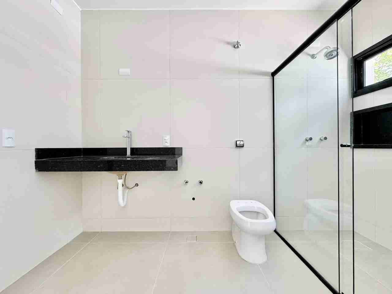 Casa à venda, alto padão, 3 pavimentos, aréa útil de 465M², 6 quartos (sendo 2 suítes e um suíte master) ,Mediterrâneo, Londrina, PR
