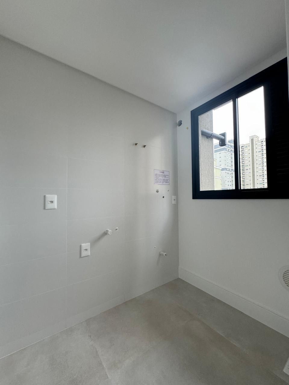 Apartamento novo à venda, 400m² da praia, Edifício Fiori Del Mare Residenziale, 3 suítes, 2 vagas de garagem, Itapema/SC.
