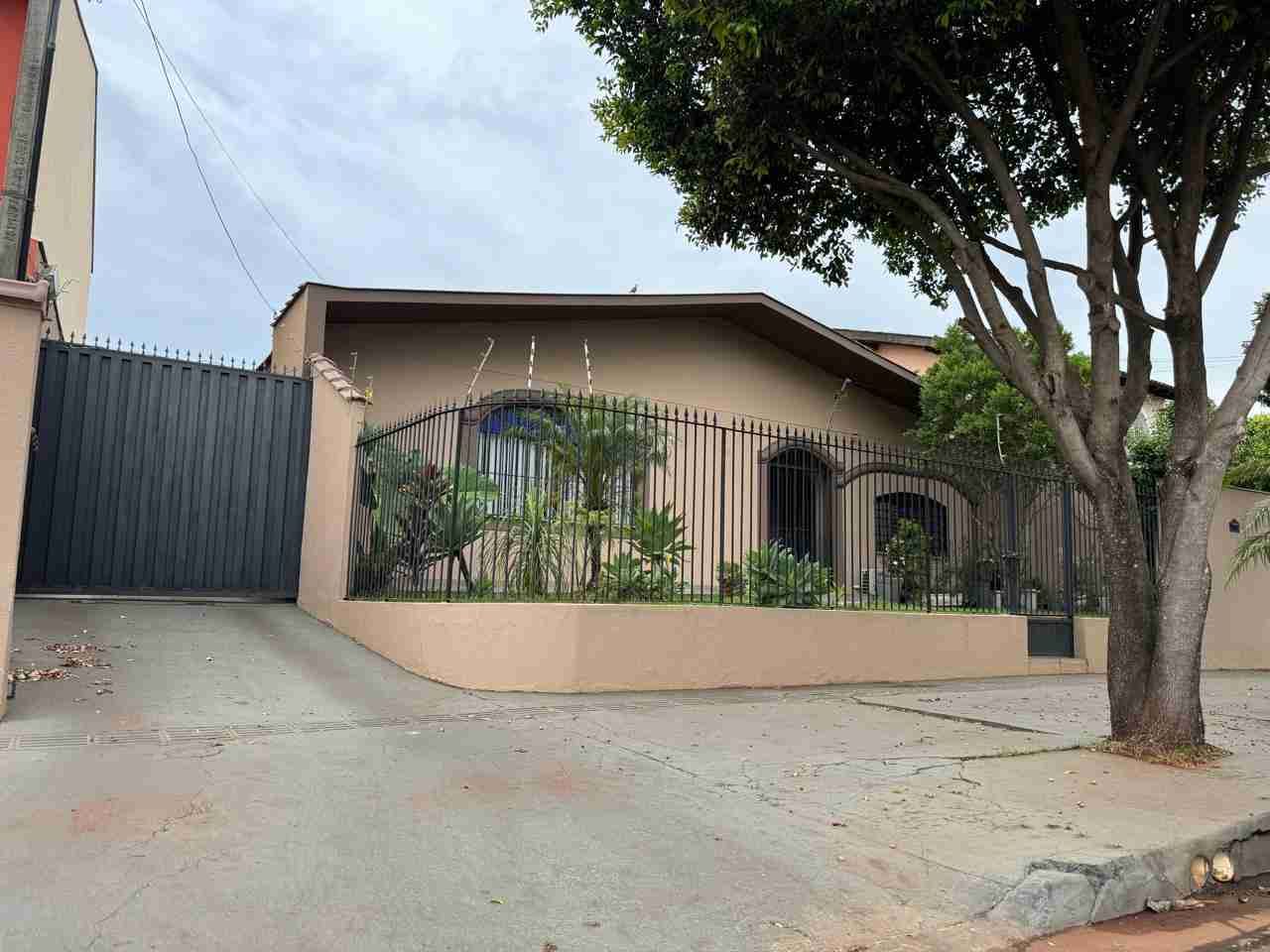 Casa à venda, 400 m2 úteis, 4 quatos sendo 2 suítes, porteira fechada. área de lazer ampla, 6 vagas, Jardim Shangri-lá A, Londrina-PR