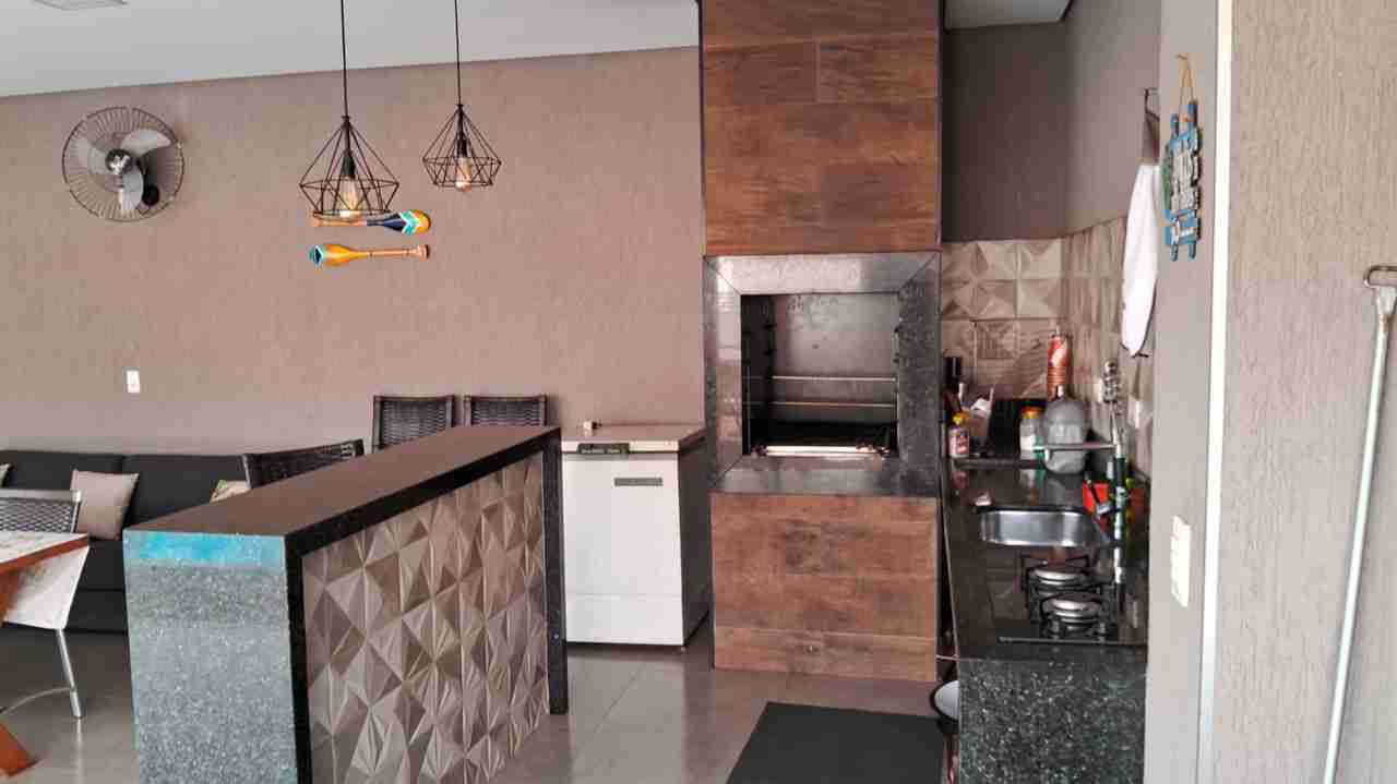 Casa à venda, Jd Kobayashi, 280m² privados, com piscina, 3 quartos sendo 1 suíte, 3 vagas - Califórnia, Londrina, PR