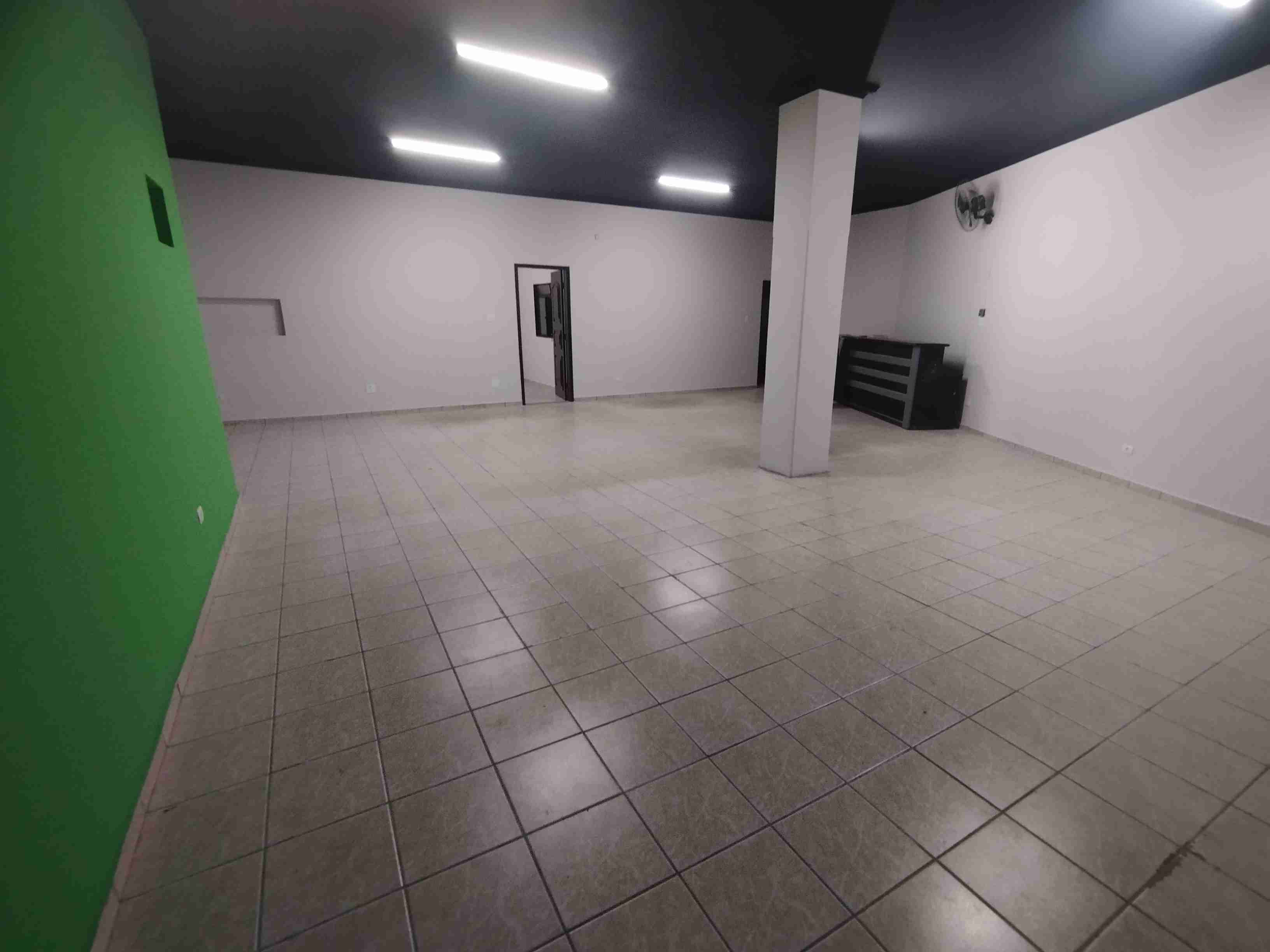 Barracão para locação, Av. Maringá, 358M² úteis, amplo, 5 garagens, Londrina-PR