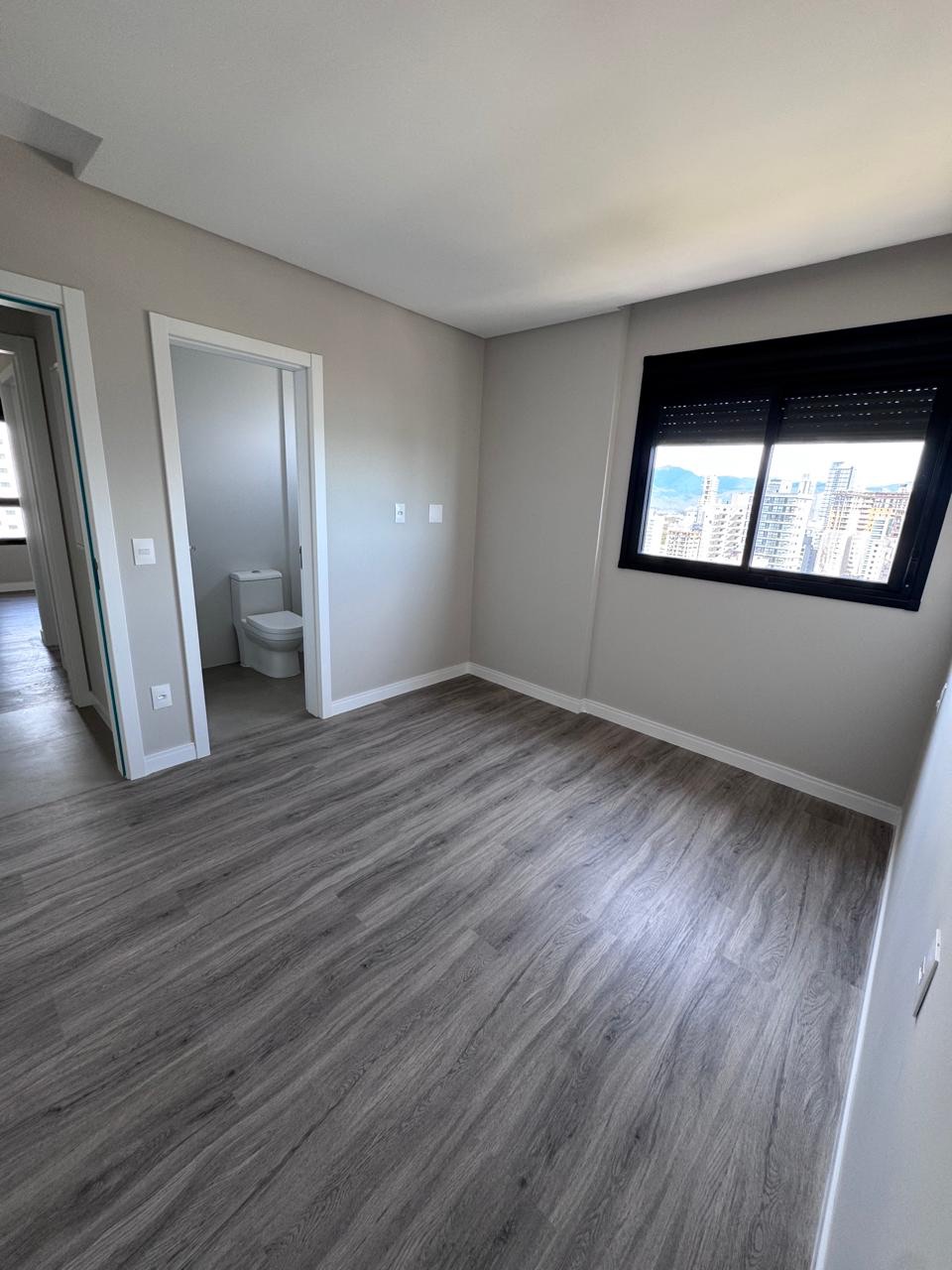 Apartamento no último andar com vista à montanha no litoral catarinense