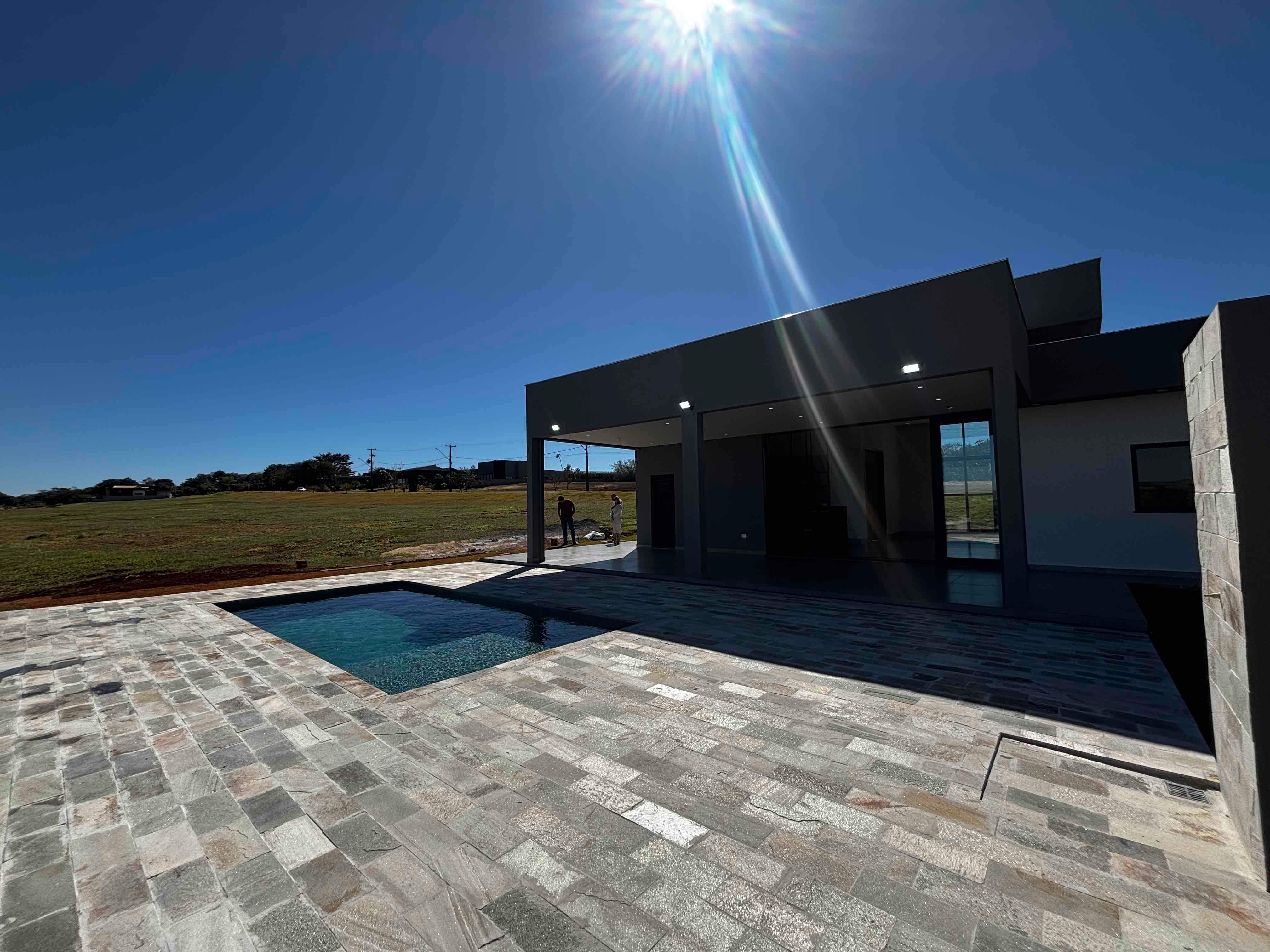 CASA NOVA A VENDA, CONDOMINIO ECOVILLAS DO LAGO, 3 QUARTOS, 1 SUÍTE, PISCINA AQUECIDA