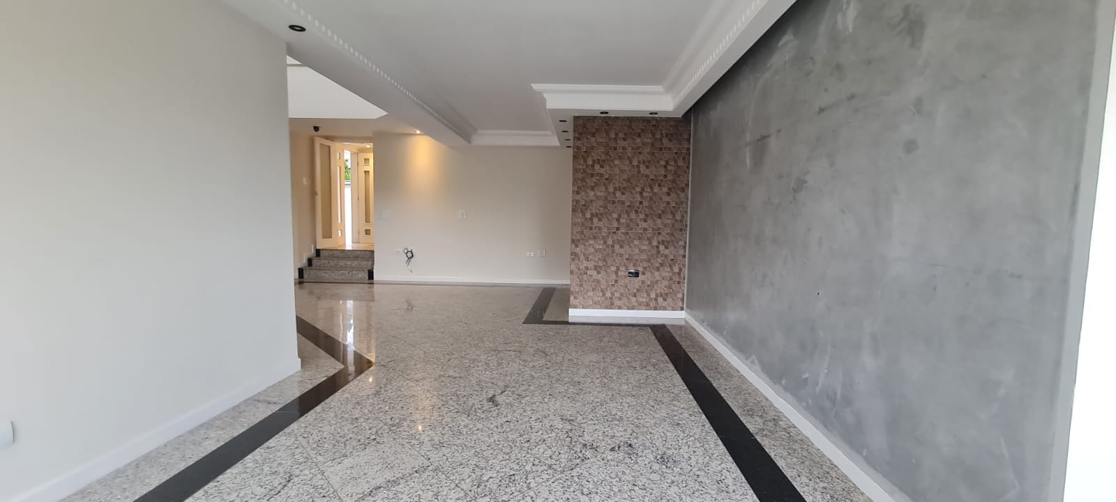 Sobrado à Venda, residencial ou comercial prox a Av Maringá, 440m² úteis, 5 quartos sendo 3 suítes, e 2 com sacada, piscina, 4 vagas - Iguaçu, Lo