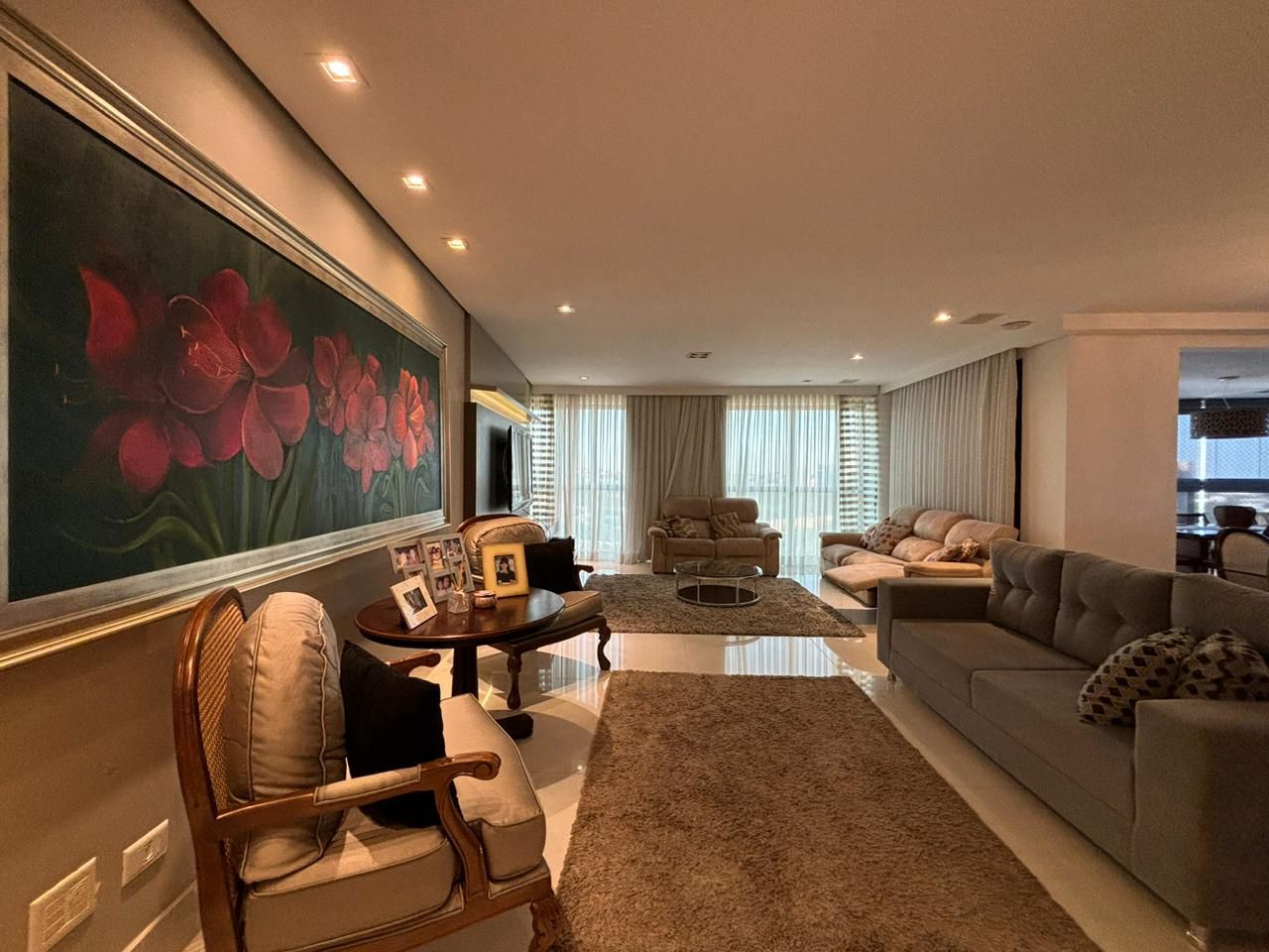 Apartamento à venda - 240m² úteis, 4 quartos sendo 2 suítes/ andar alto / 4 vagas de garagem /  PALAZZO VERONESI - Londrina/PR