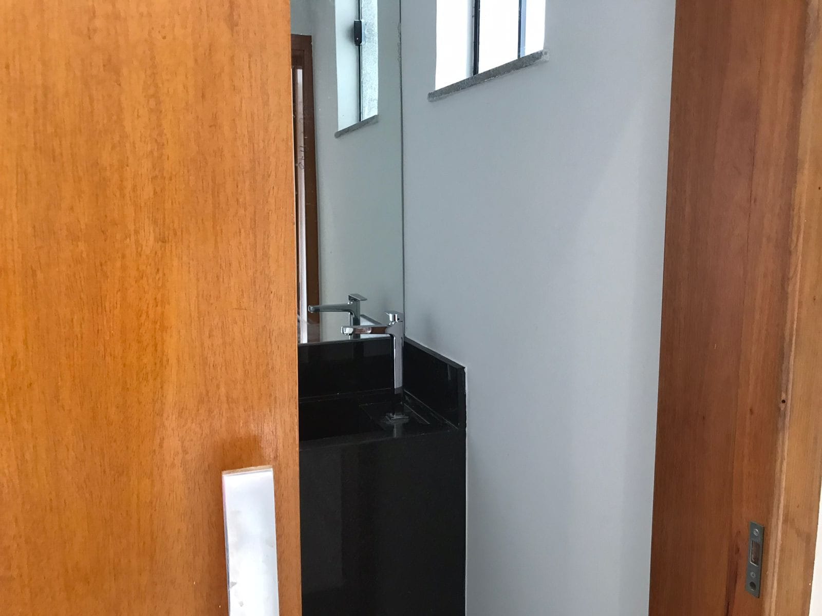 Sobrado à venda, Condomínio Morada das Flores, 137m² úteis, 3 quartos sendo 1 suíte, 2 vagas  - Cambé, PR