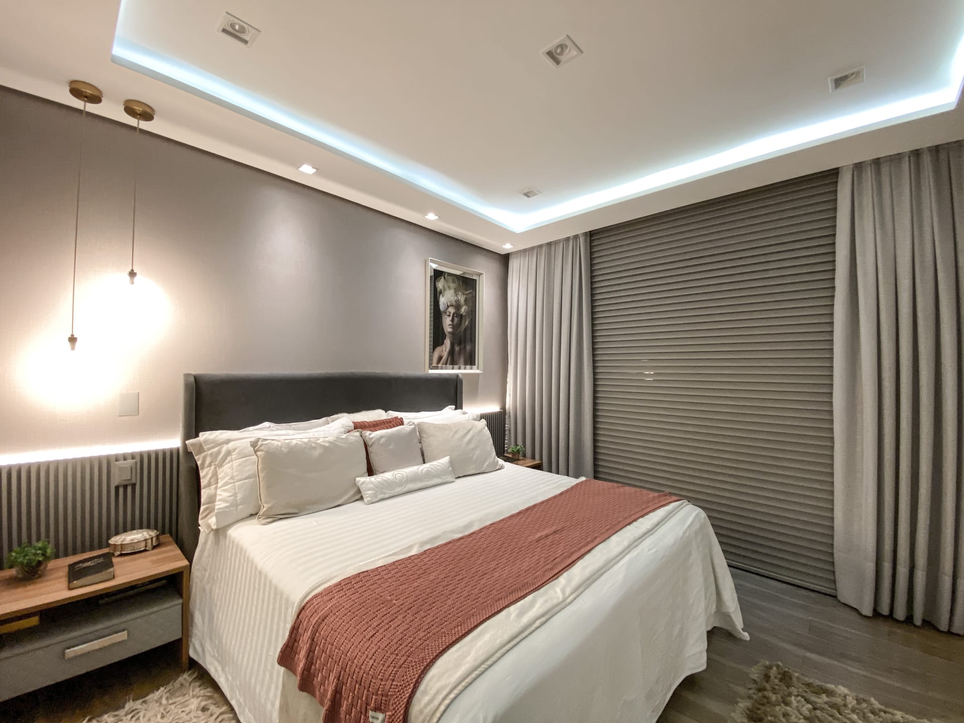 Casa venda e locação no Cond. Alphaville II, 300m² úteis, mobiliada, decorada com 4 quartos sendo 2 suítes e 2 demi-suites, piscina, hidromassage
