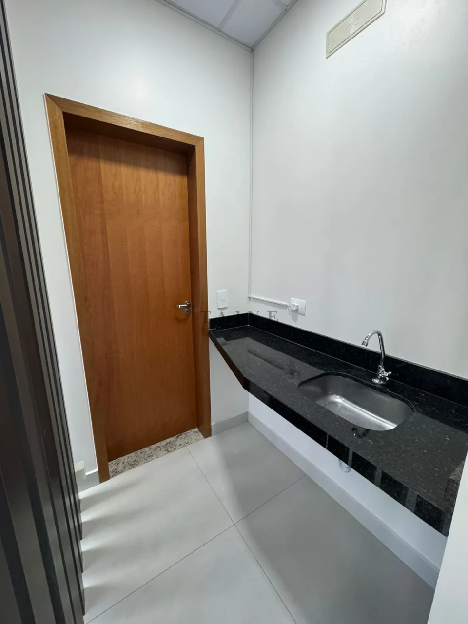 Aluga-se sala comercial próximo da UNIFIL e da Avenida JK, Londrina, PR - foto 2