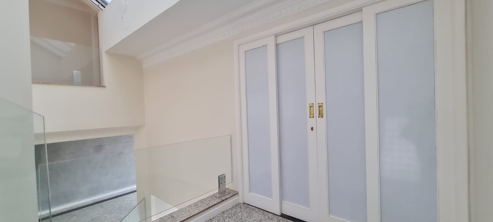 Sobrado à Venda, residencial ou comercial prox a Av Maringá, 440m² úteis, 5 quartos sendo 3 suítes, e 2 com sacada, piscina, 4 vagas - Iguaçu, Lo