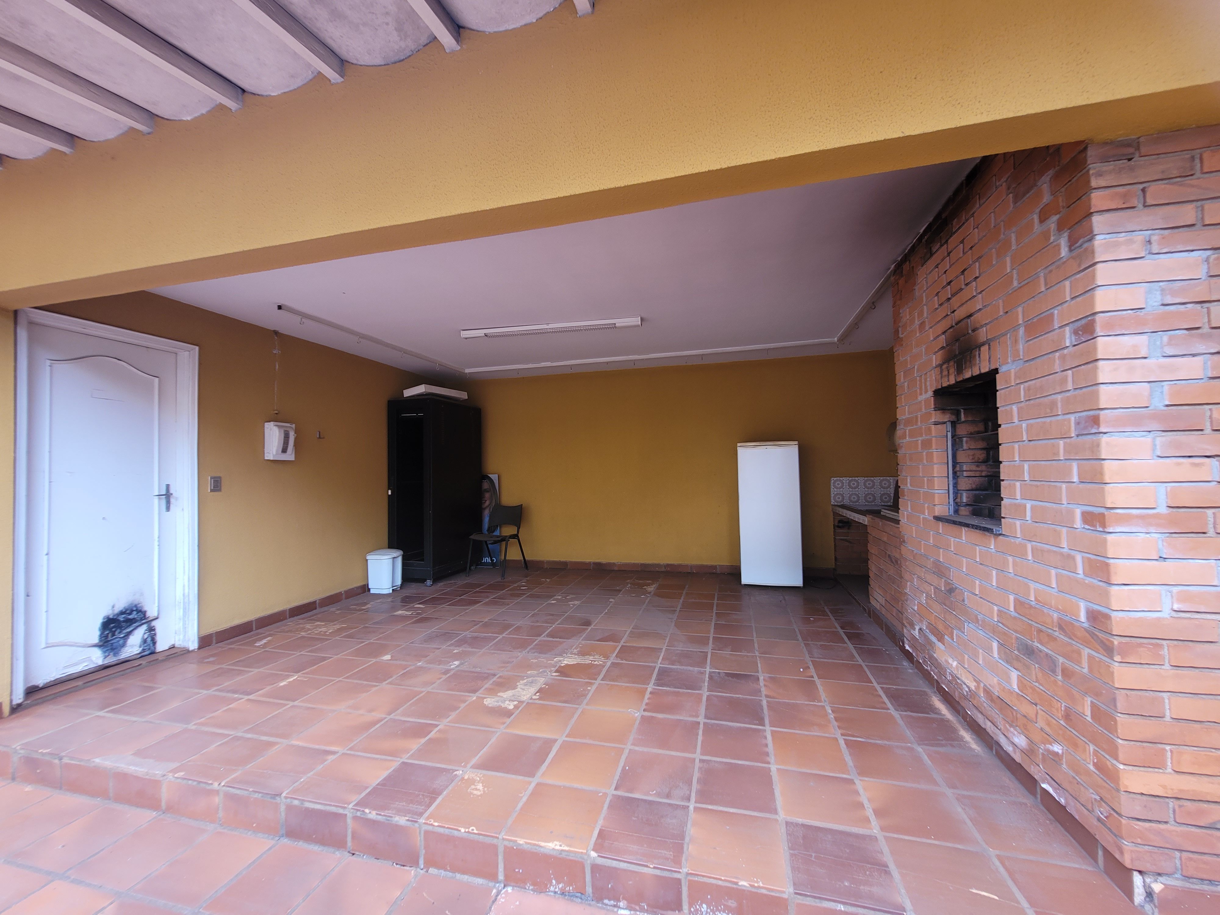 Sobrado à venda, 438m², 5 quartos sendo 3 suítes, 4 banheiros, 4 vagas de garagem no centro de Londrina, PR