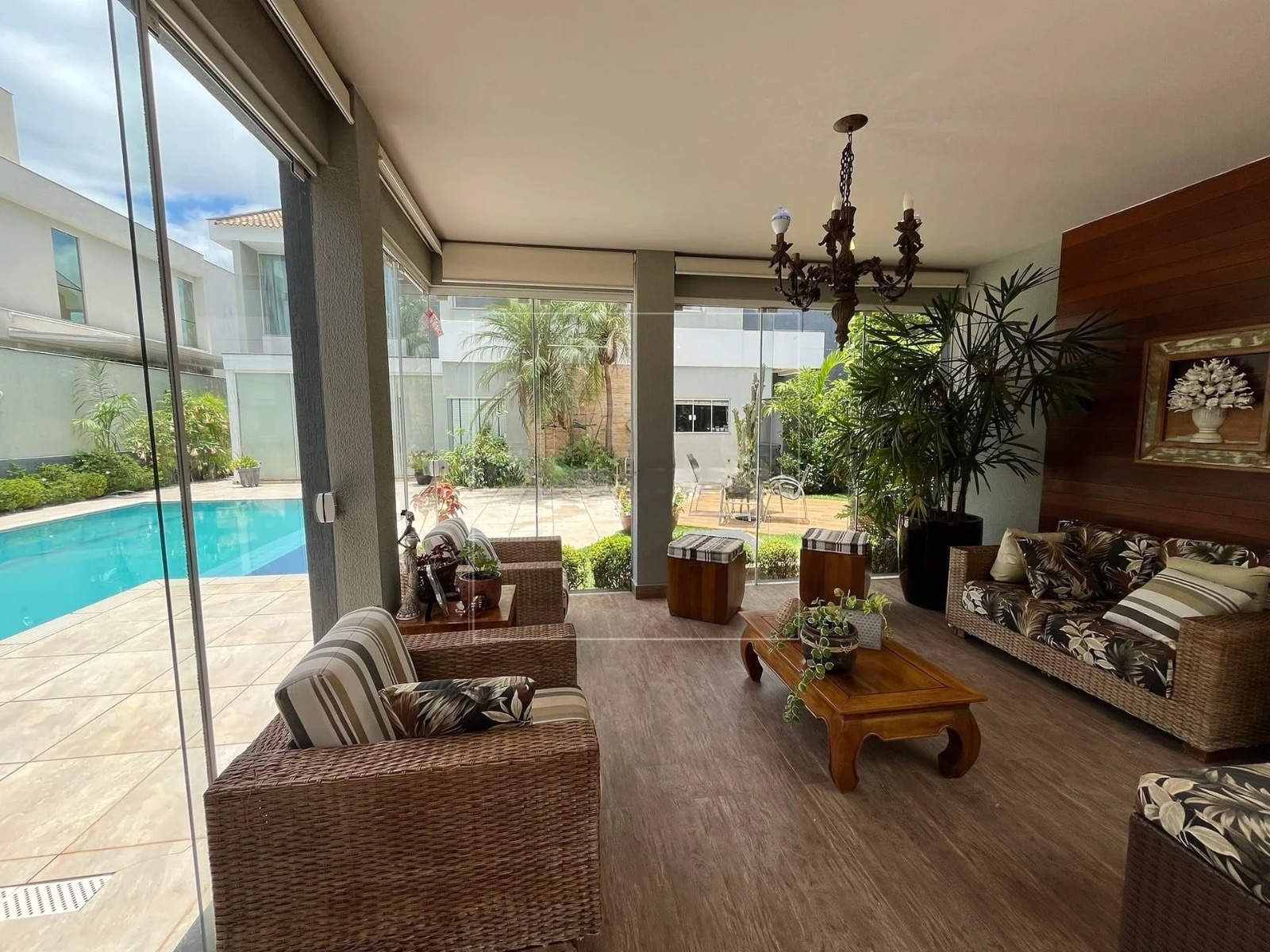 Casa à venda, Alphaville Imbuias, 400m² úteis, 4 quartos sendo 3 suítes, mobiliada -  Vivendas do Arvoredo, Londrina, PR