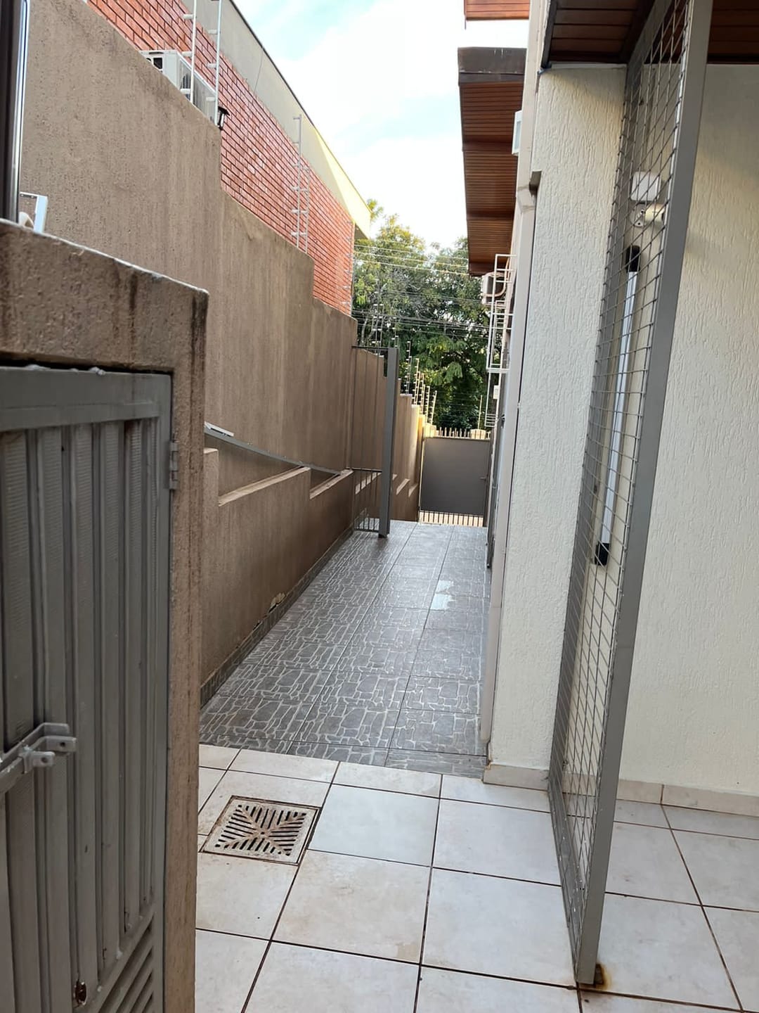 Casa Residencial ou Comercial de 400 m² para venda, 05 quartos (sendo 2 suítes) piscina, de frente para o lago Igapó 1 -Bairro Canaã, Londrina, P