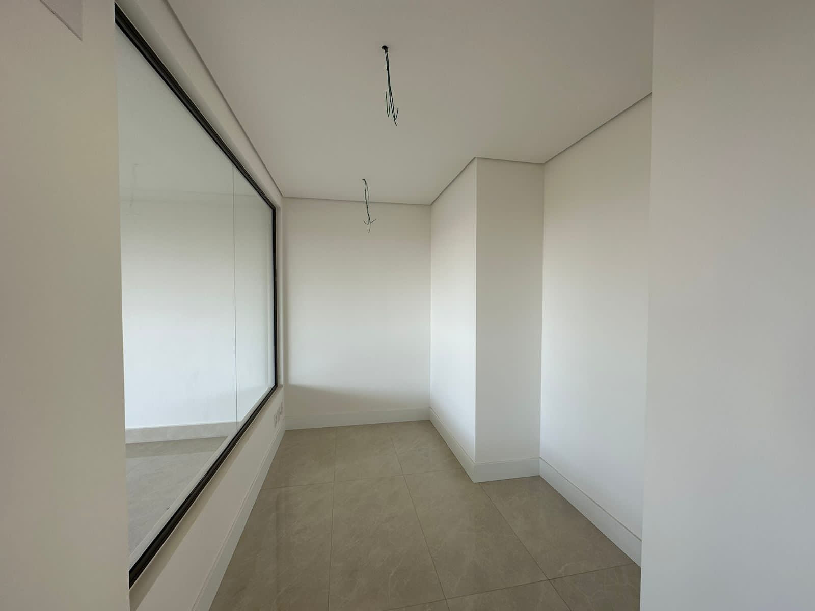 Apartamento à venda, Edifício Grand Palais,  216m² úteis, 3 suítes, sacada c/ skinglas, elevador privativo, 3 vagas , andar alto -Gleba Palhano- 