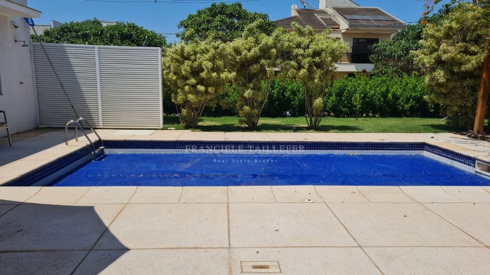 Casa térrea 295m²úteis/4 quartos (sendo 3 suítes) com piscina -Condomínio Acácia Imperial - Londrina Pr
