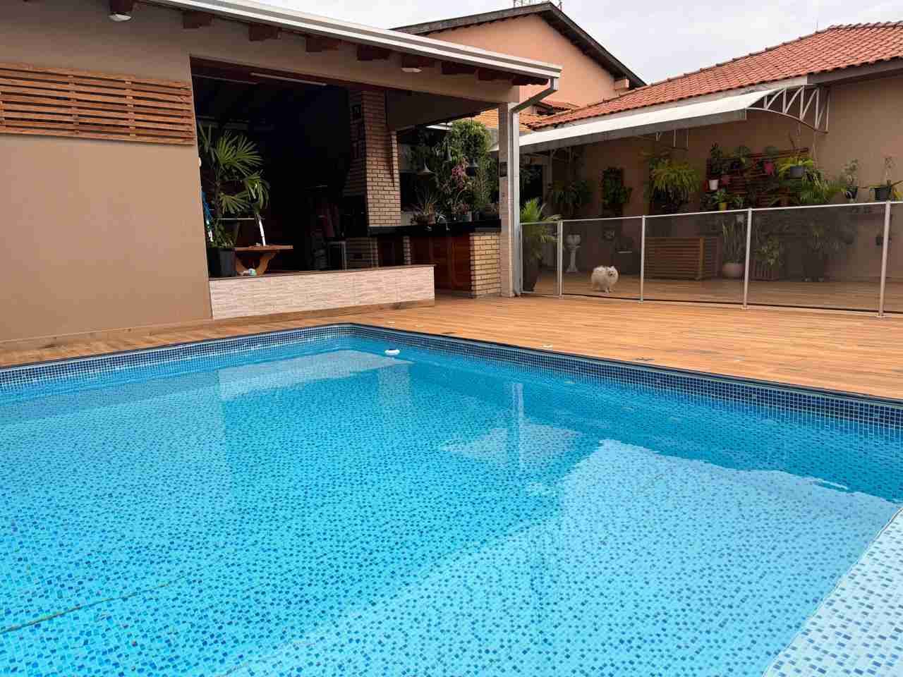 Casa à venda, 400 m2 úteis, 4 quatos sendo 2 suítes, porteira fechada. área de lazer ampla, 6 vagas, Jardim Shangri-lá A, Londrina-PR