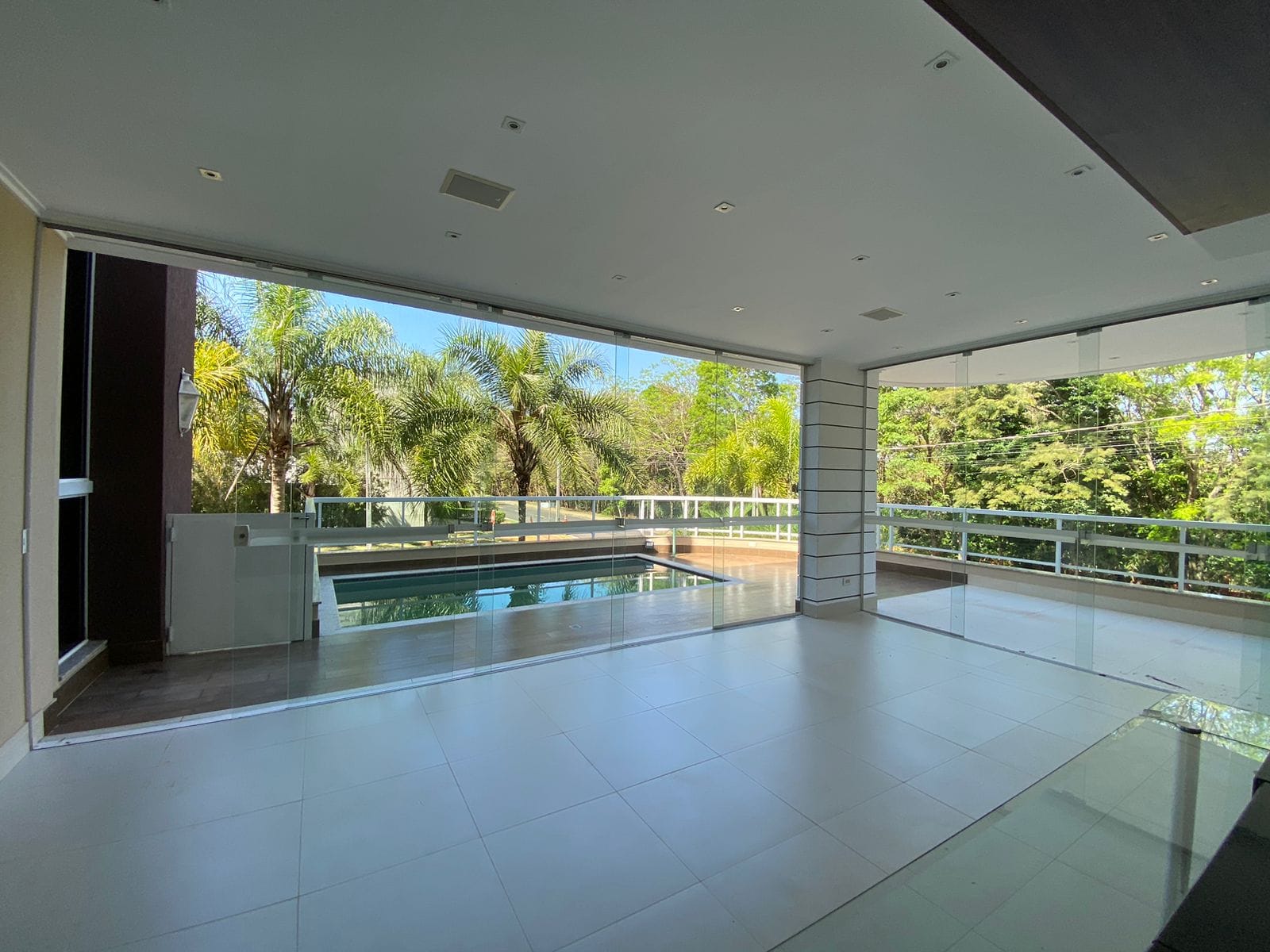Triplex de luxo 500m² úteis/4 suítes no Cond. Alphaville II, churrasqueira /piscina, ar condicionado, 2 lareiras - Vivendas do Arvoredo - Londrin
