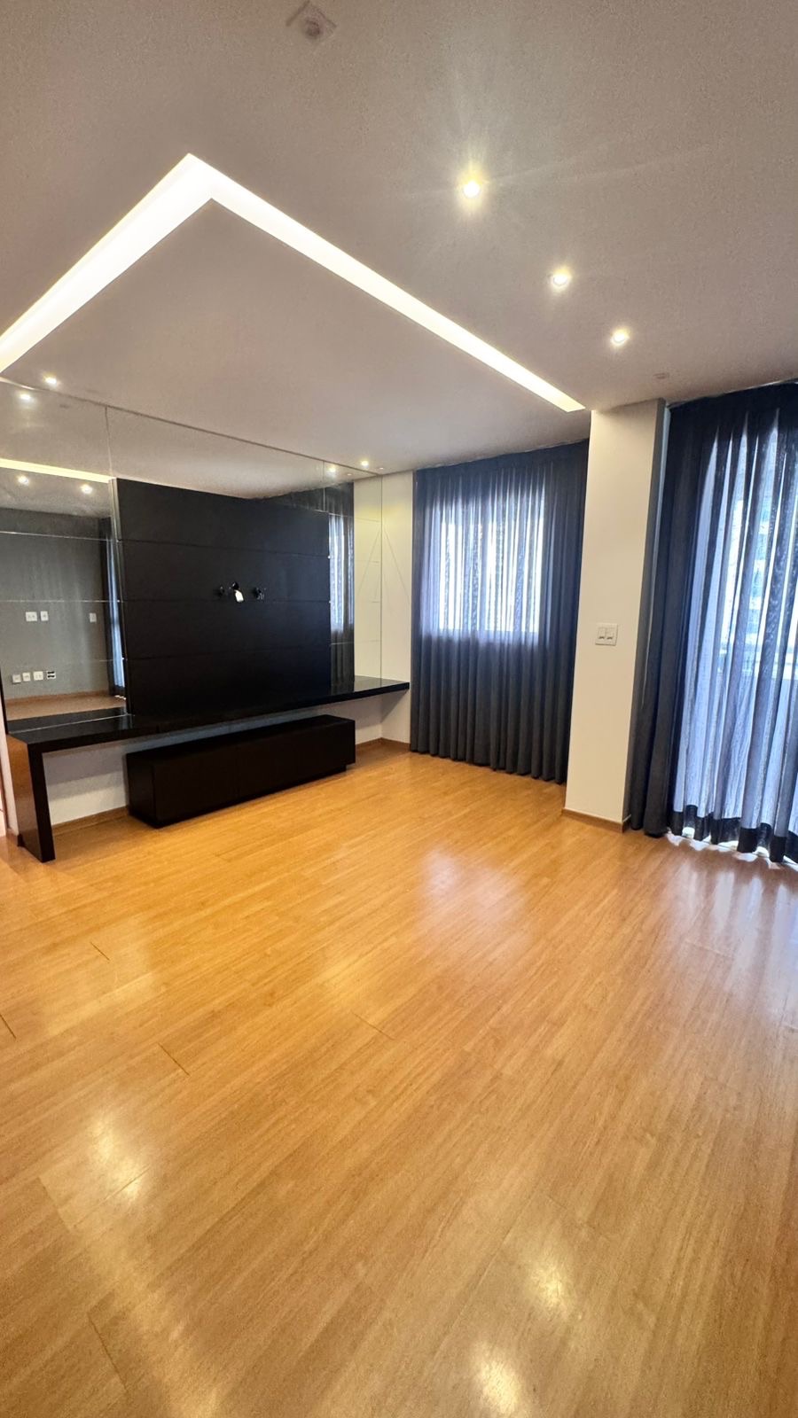Apartamento para venda, Edifício Liberty Towers,  77m² úteis, 2 quartos sendo 1 suíte, andar alto, com planejados -  Santa Rosa, Londrina, PR
