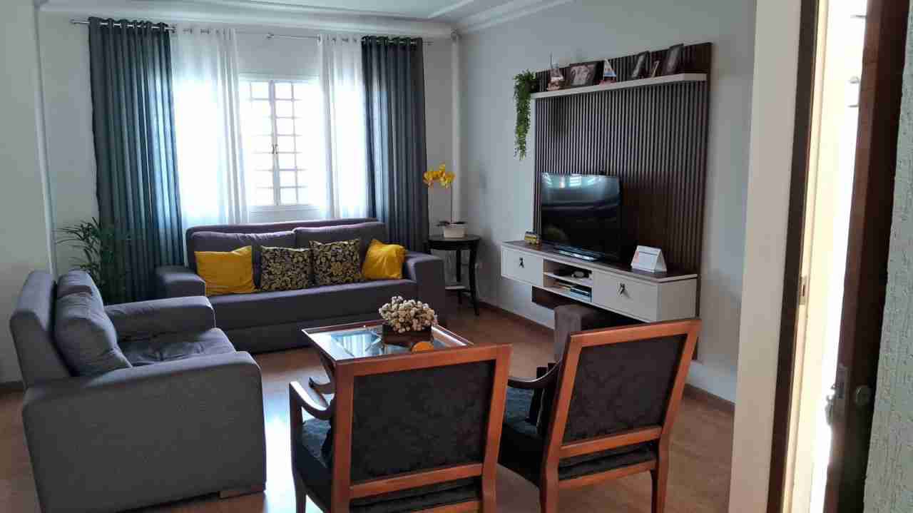 Casa à venda, Jd Kobayashi, 280m² privados, com piscina, 3 quartos sendo 1 suíte, 3 vagas - Califórnia, Londrina, PR