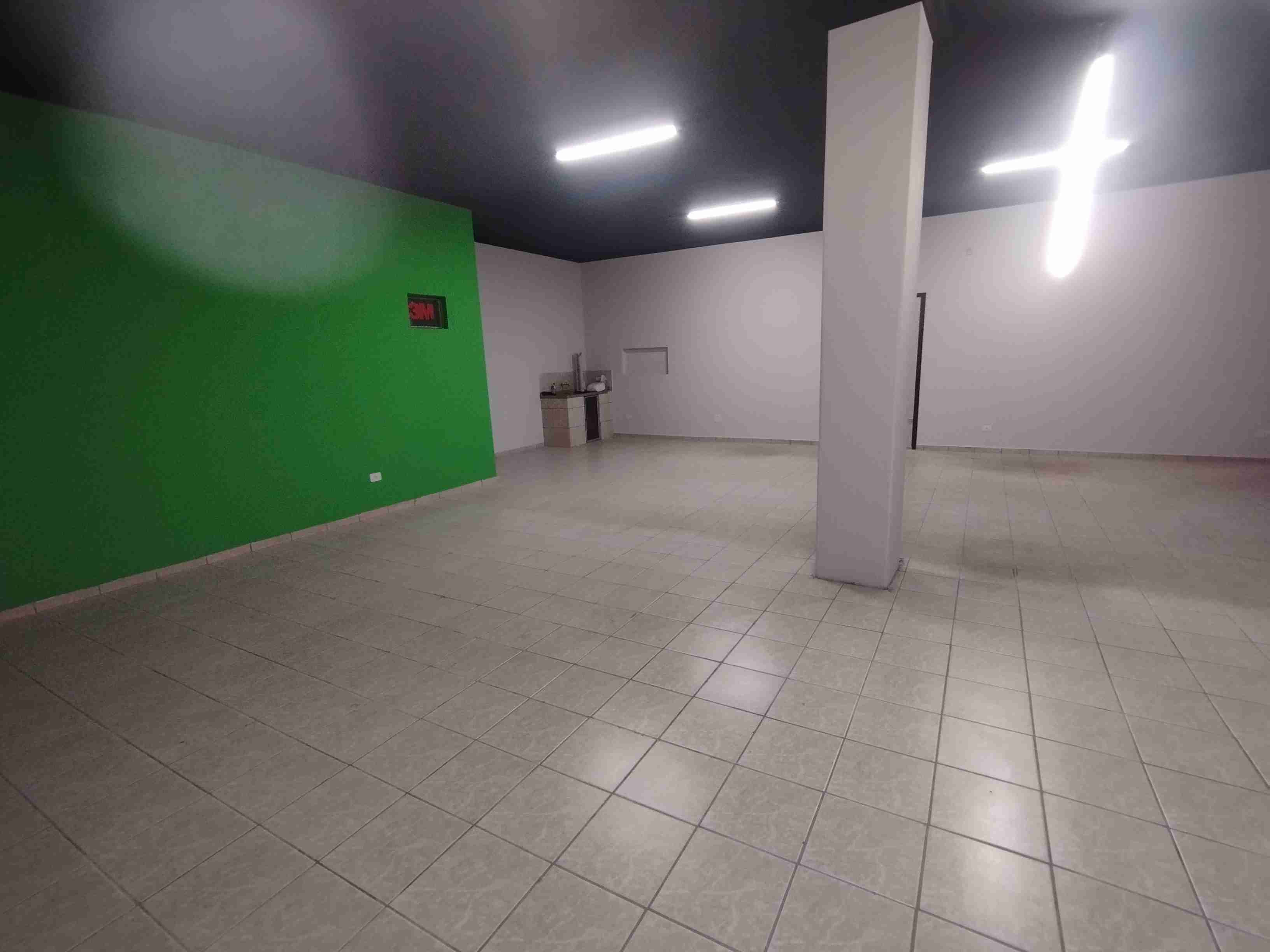 Barracão para locação, Av. Maringá, 358M² úteis, amplo, 5 garagens, Londrina-PR