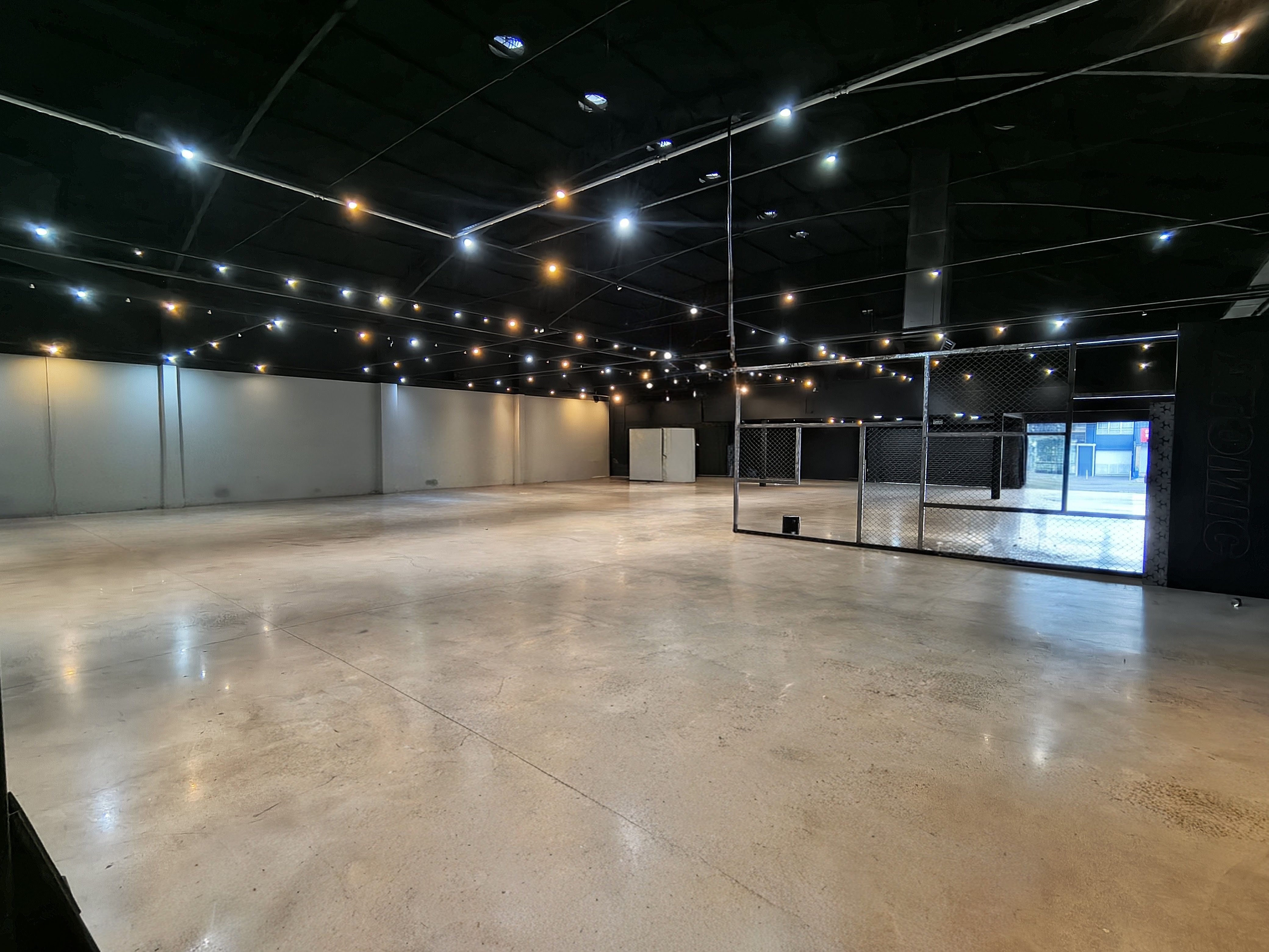 Barracão para locação, 997M² úteis, subsolo e mezanino, 28 garagens, 4 banheiros, Av.JK, Londrina-PR