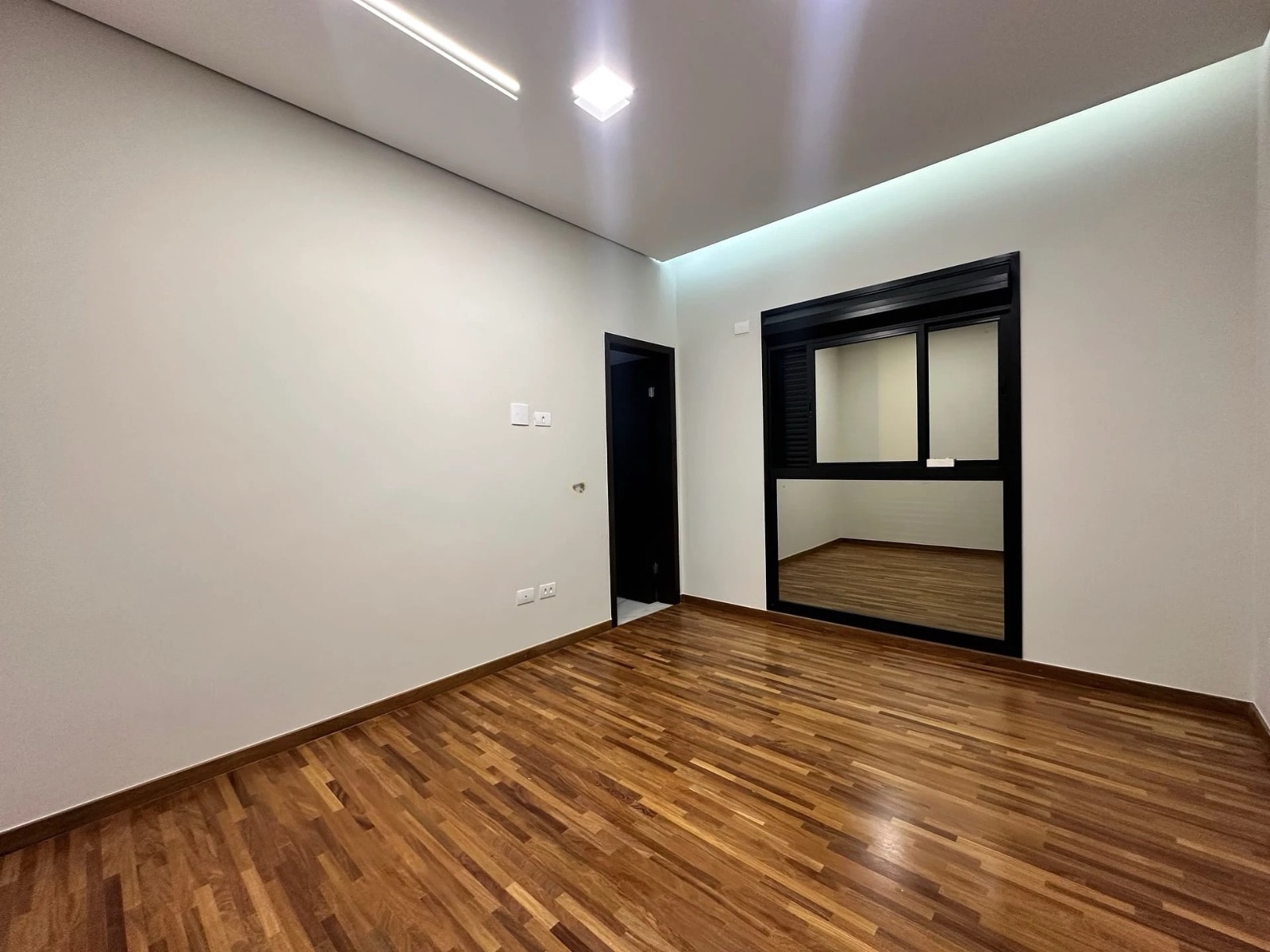 Sobrado à Venda, condomínio Royal Forest, recém construído, 330 m2 úteis, 3 suítes, elevador piscina, Esperança, Londrina, PR