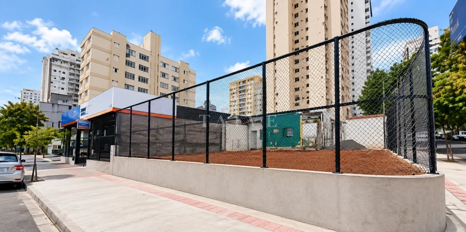 Imagens do imóveis Aluga-se terreno de esquina na Avenida Juscelino Kubitschek de 244 m² por 4 mil.