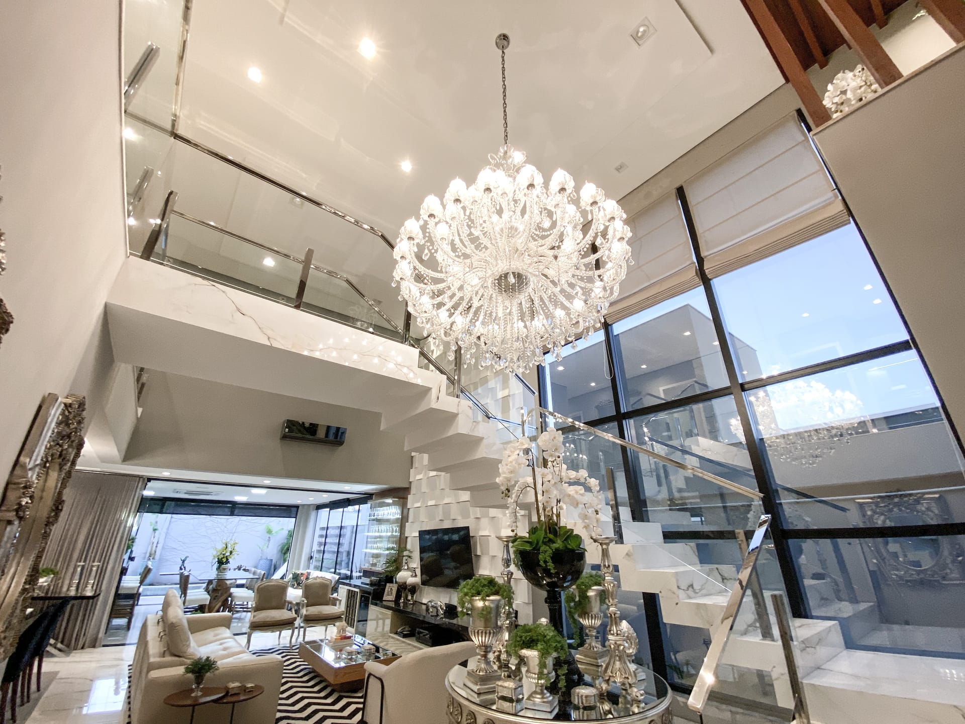 Casa venda e locação no Cond. Alphaville II, 300m² úteis, mobiliada, decorada com 4 quartos sendo 2 suítes e 2 demi-suites, piscina, hidromassage