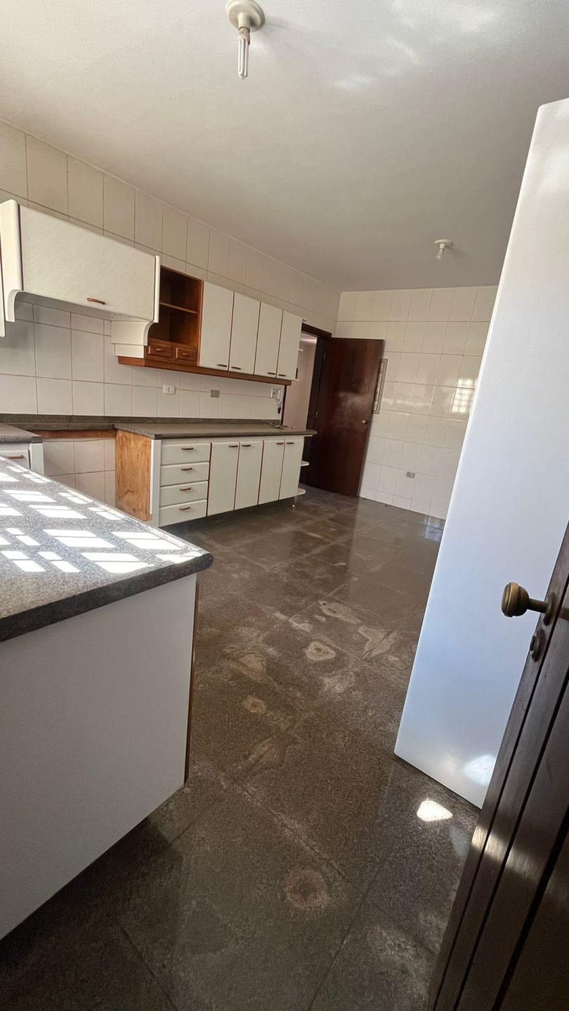 Casa comercial próximo a Av Higienópolis, piscina- Guanabara, Londrina, PR