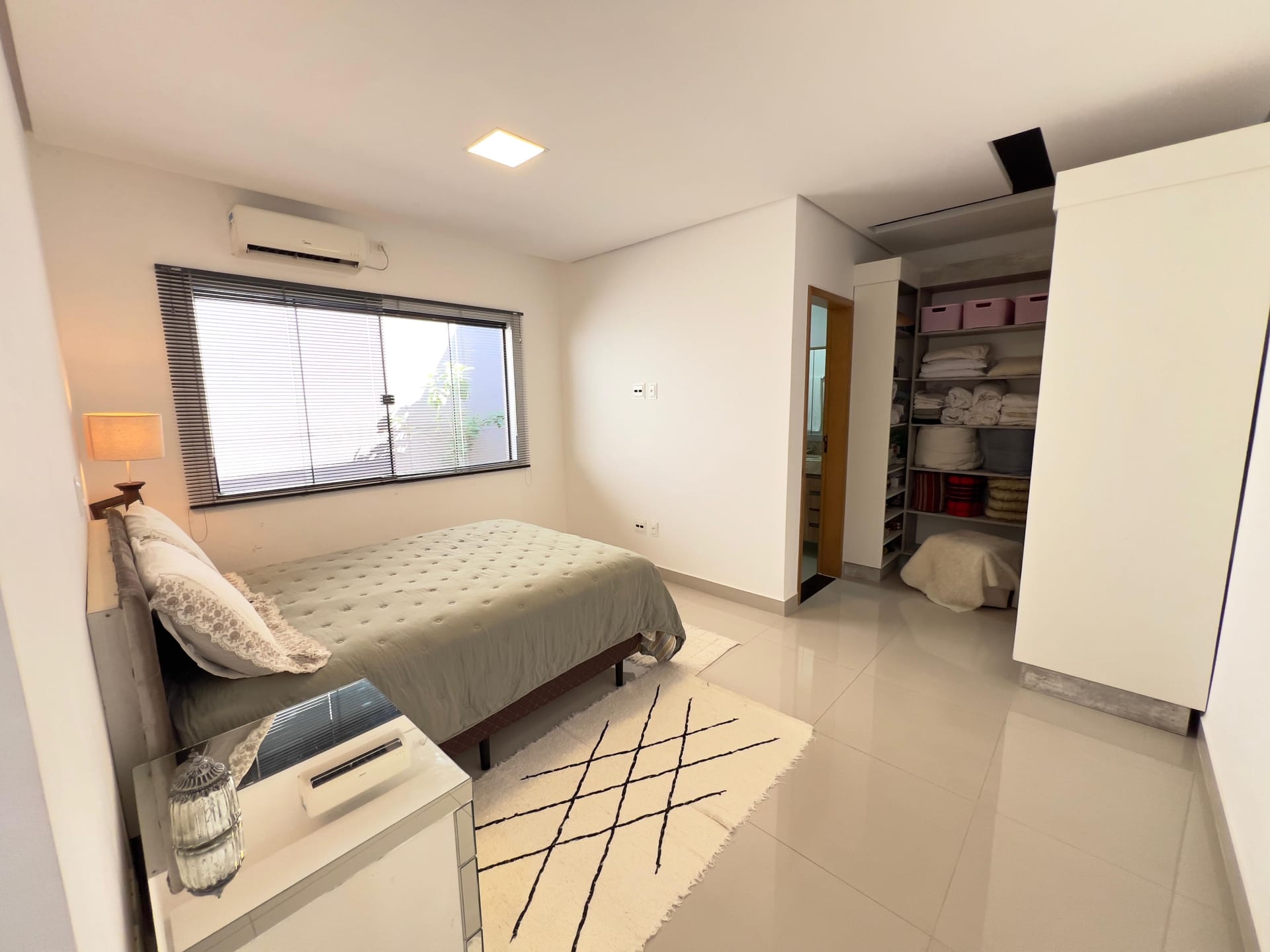 Casa à venda, Bairro Monte Carlo, Pé Direito Alto, 3 quartos sendo 1 Suite, Proximo ao Aeroporto, Londrina PR
