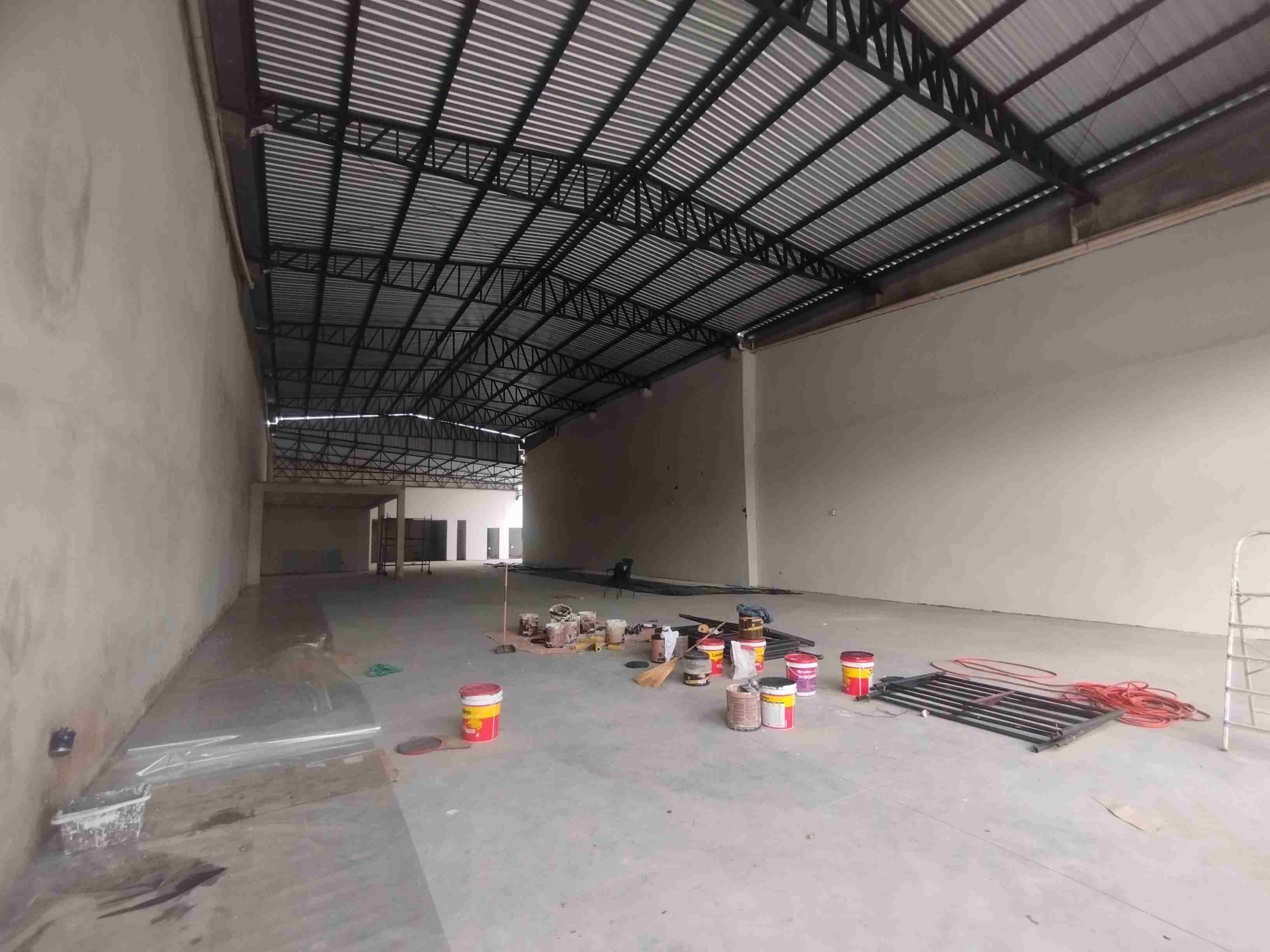 Barracão novo para locação, total 700m², amplo, pé direito de 8M ,av. tiradente ,frente vidro,Jardim Agari, Londrina, PR