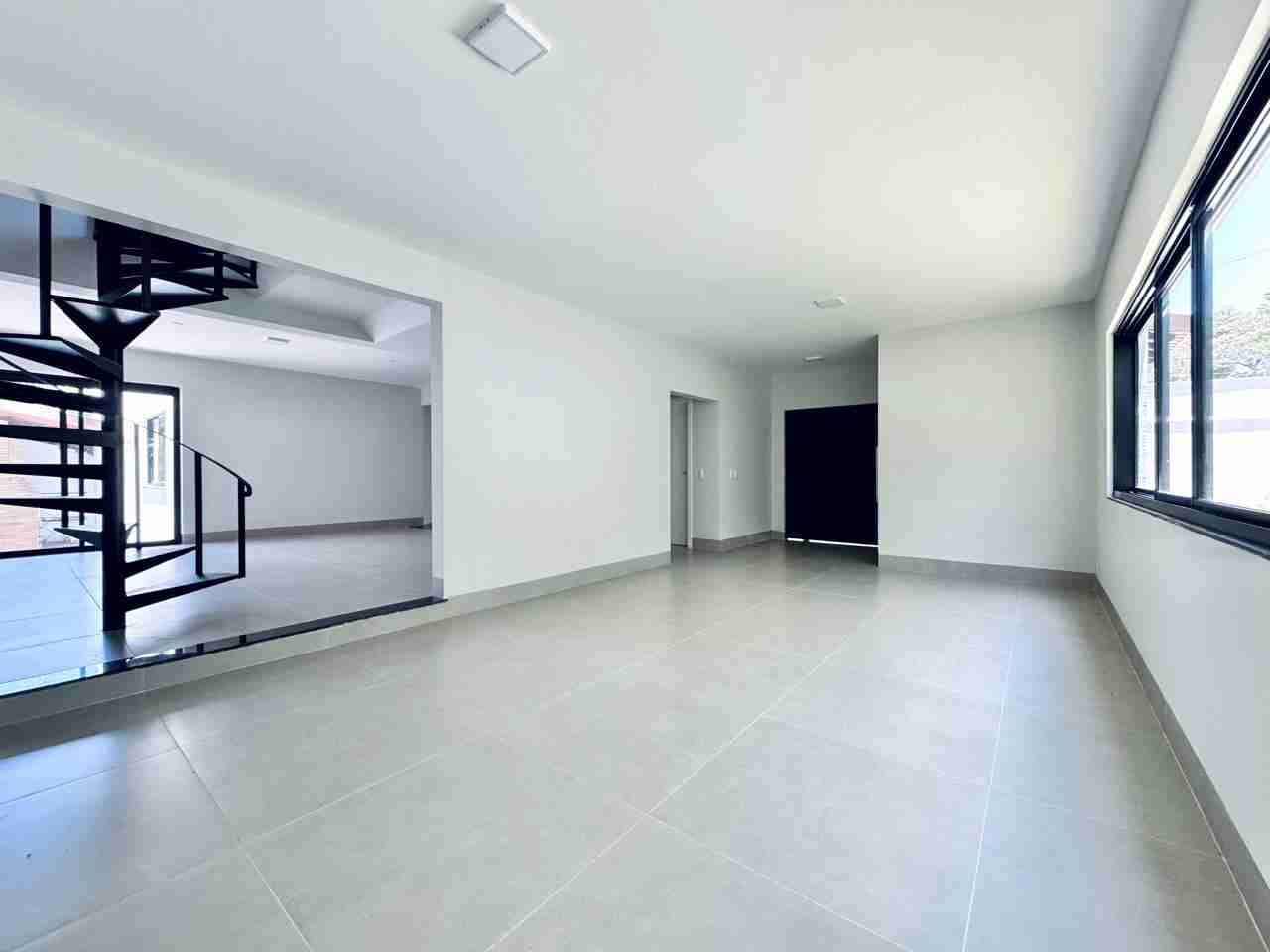 Casa à venda, alto padão, 3 pavimentos, aréa útil de 465M², 6 quartos (sendo 2 suítes e um suíte master) ,Mediterrâneo, Londrina, PR