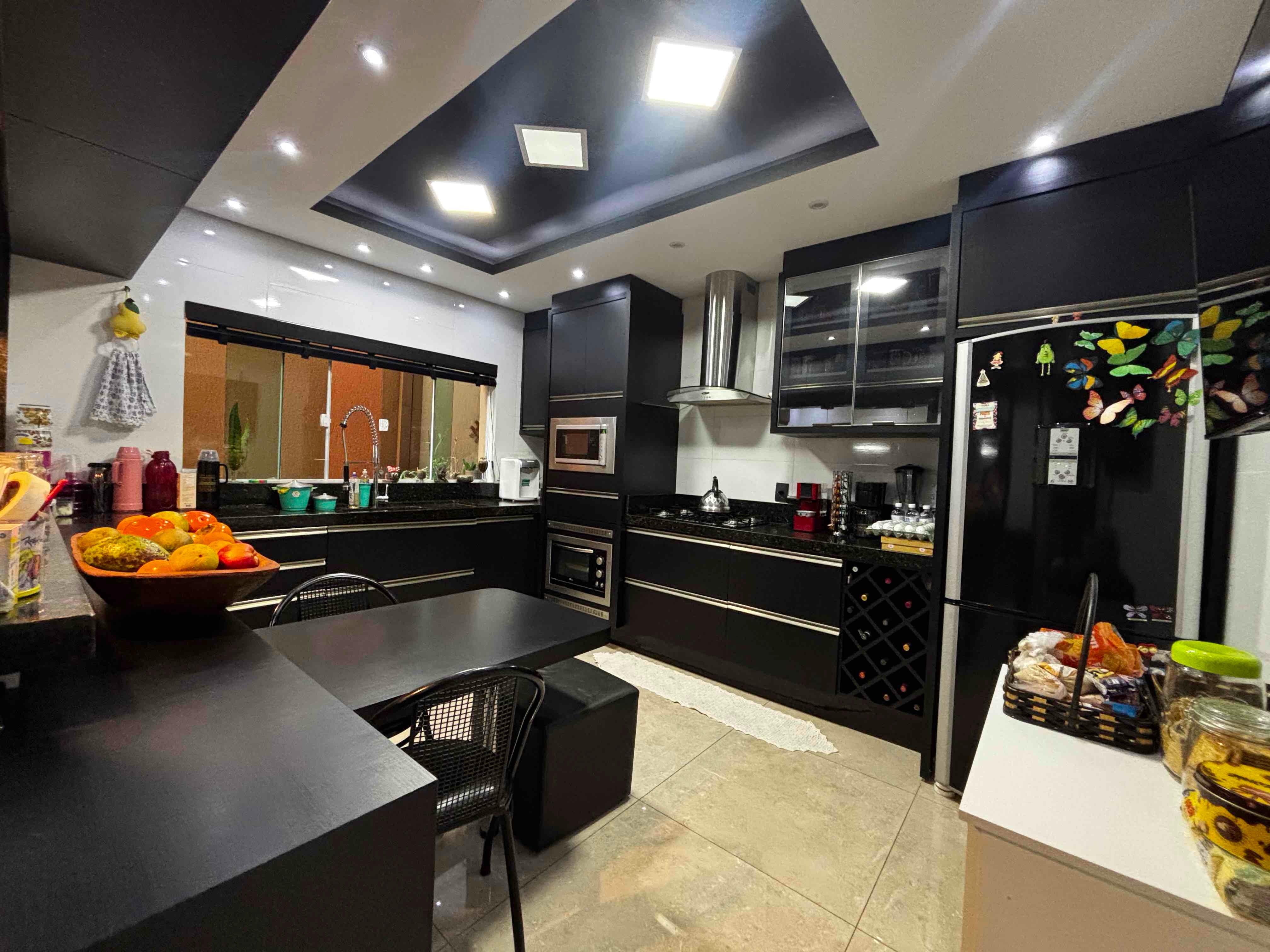 Sobrado à venda, no bairro Caravelle, Proximo ao centro e Aeroporto, 295m² úteis,  5 quartos sendo 1 suíte, piscina, churrasqueira - Londrina, PR