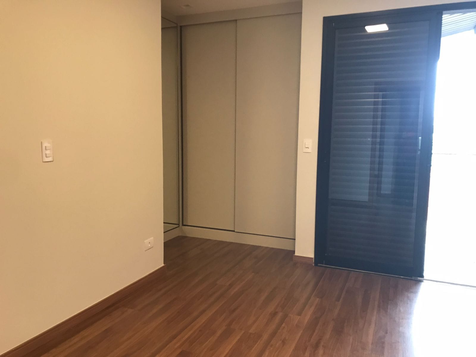Sobrado à venda, Condomínio Morada das Flores, 137m² úteis, 3 quartos sendo 1 suíte, 2 vagas  - Cambé, PR