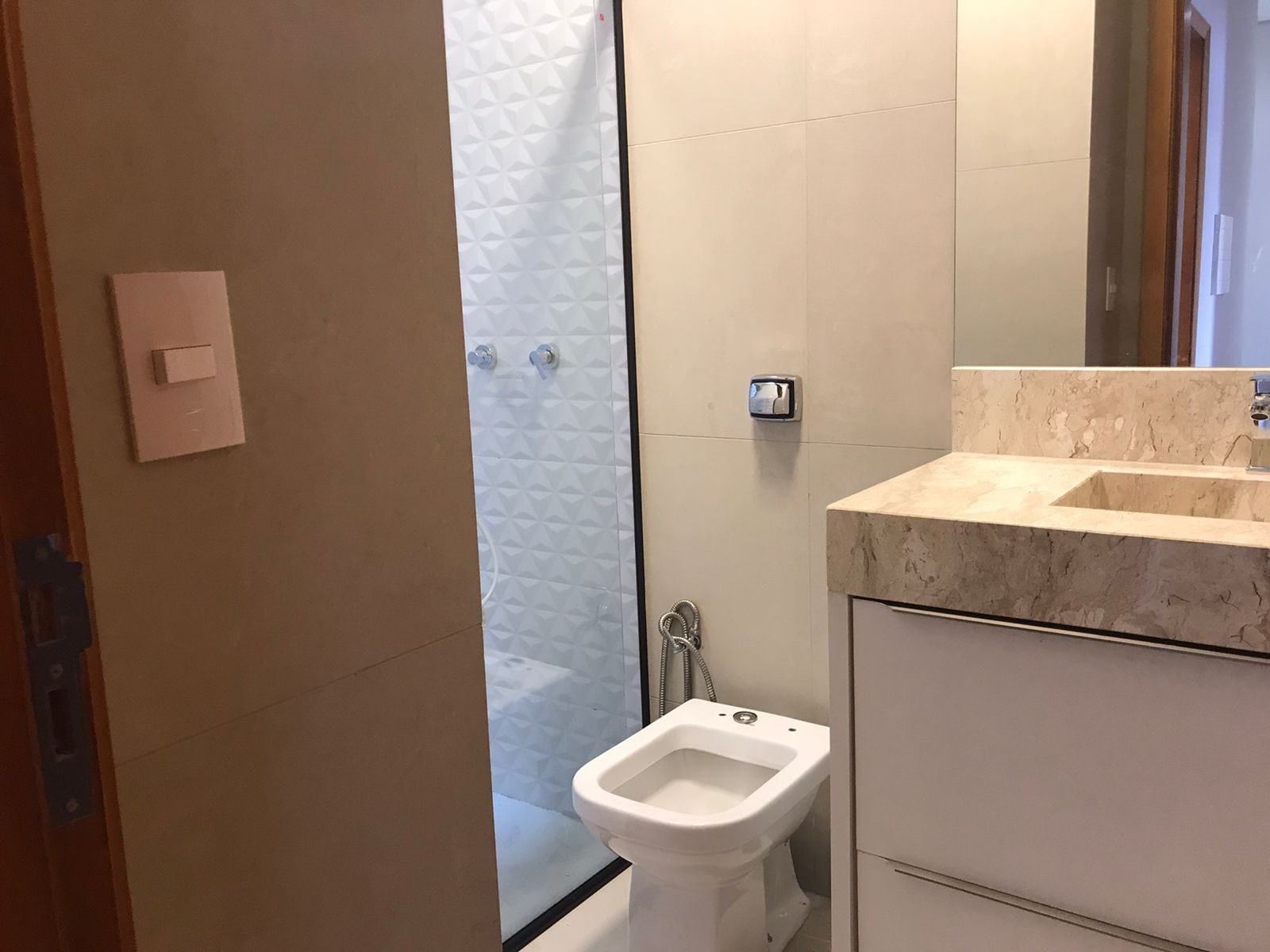 Sobrado à venda, Condomínio Morada das Flores, 137m² úteis, 3 quartos sendo 1 suíte, 2 vagas  - Cambé, PR