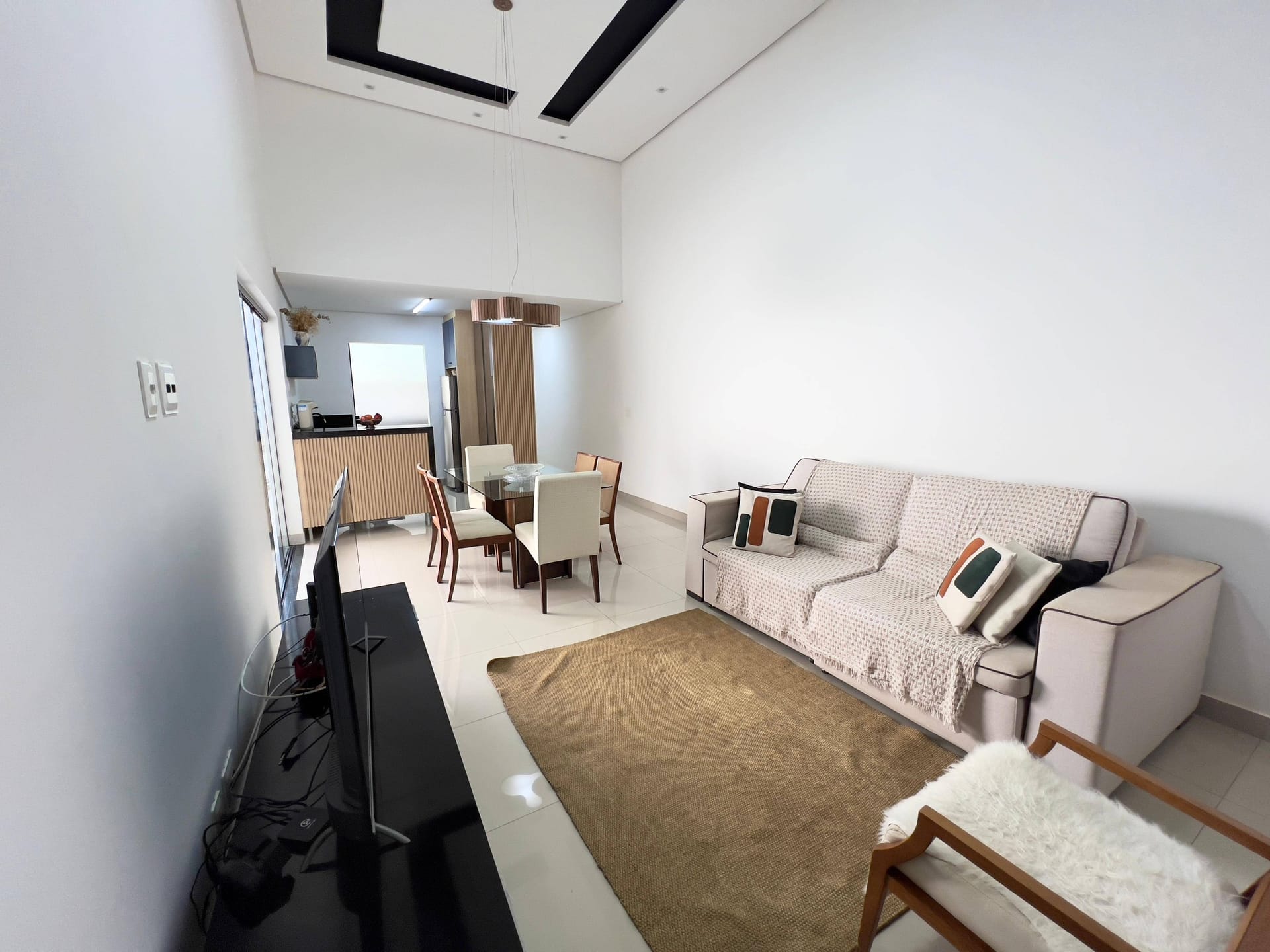 Casa à venda, Bairro Monte Carlo, Pé Direito Alto, 3 quartos sendo 1 Suite, Proximo ao Aeroporto, Londrina PR