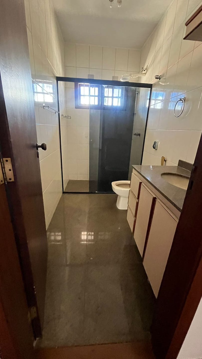 Casa comercial próximo a Av Higienópolis, piscina- Guanabara, Londrina, PR