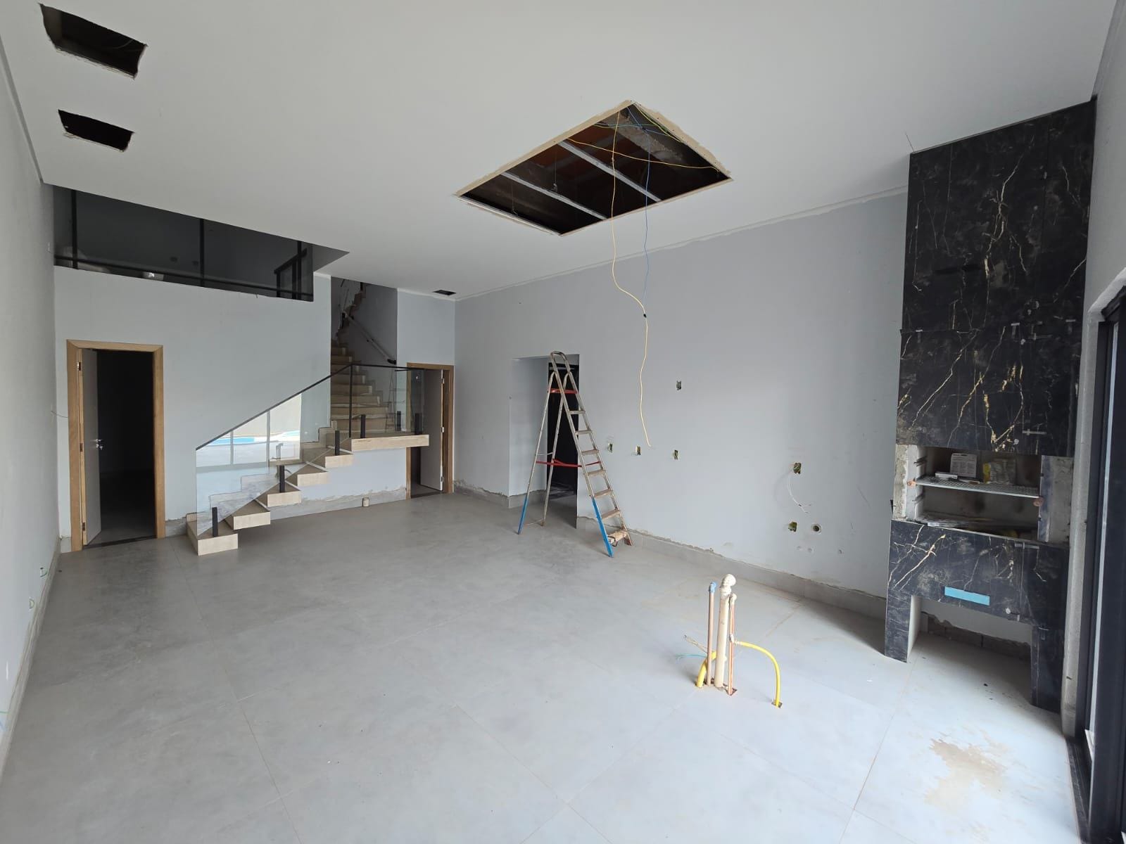 Sobrado à venda - 200m²/ 3 quartos / 3 suítes/ piscina - recém-construída  - próx av Faria Lima - Londrina/PR