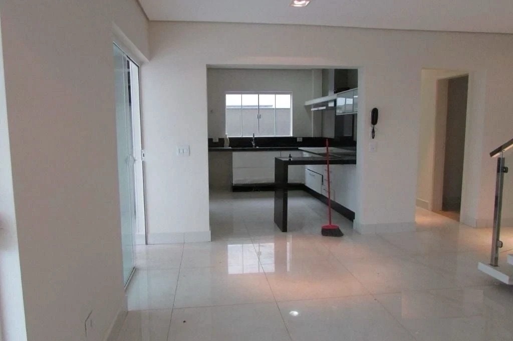 Sobrado à venda, Condomínio Royal Forest, 220m² úteis, 3 suítes, piscina, quintal, 4 vagas - Esperança, Londrina, PR