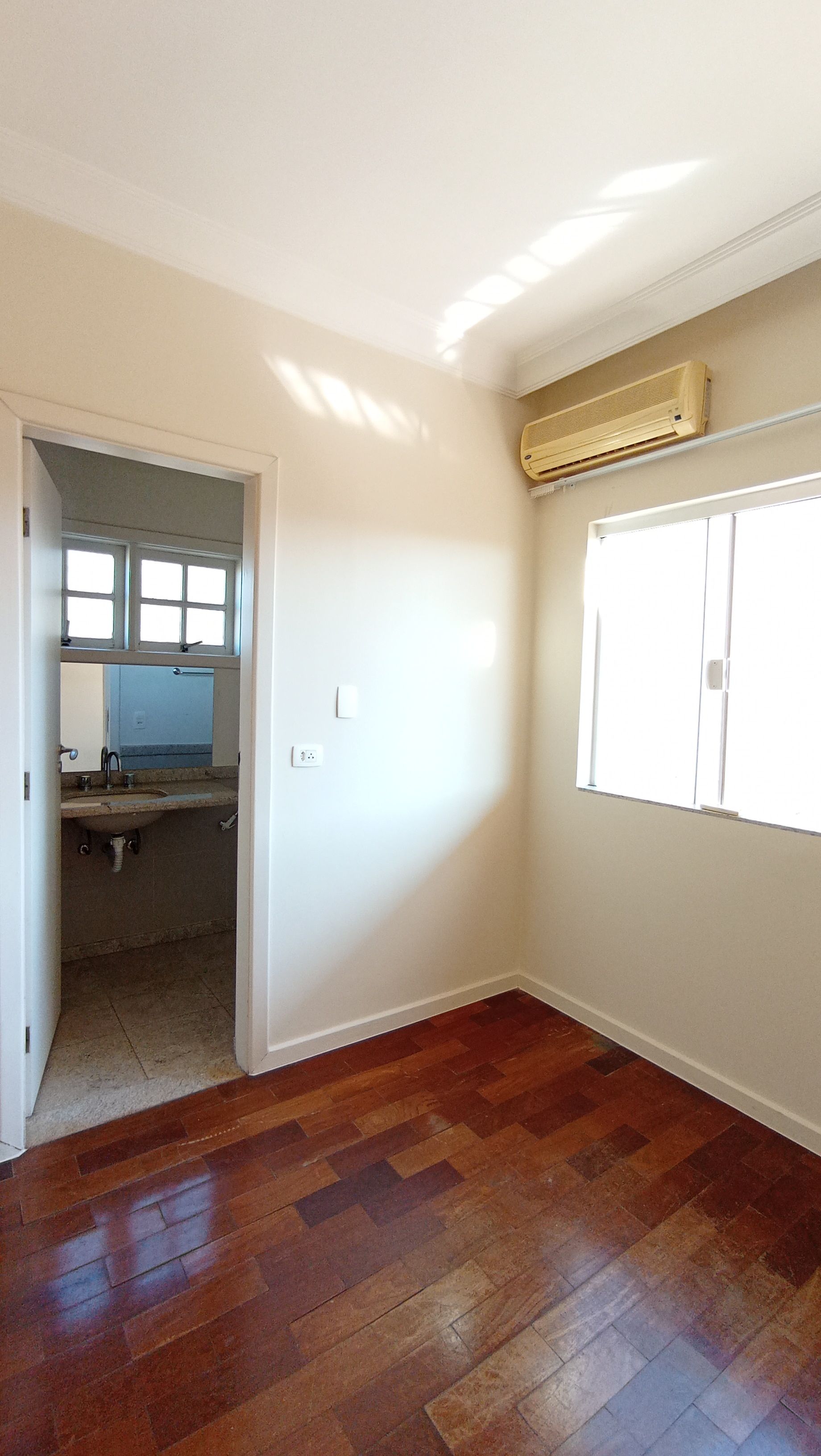 Casa à Venda, 4 quartos - 2 suítes/ piscina/ Tucanos,  Londrina, PR