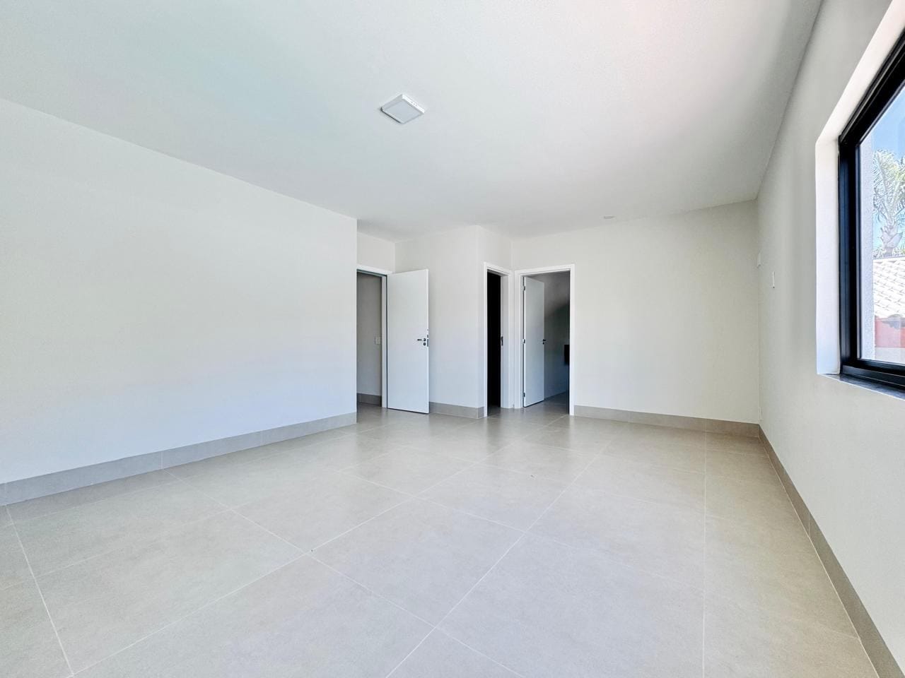 Casa à venda,  no Mediterrâneo, 467m² construção, 6 quartos sendo 3 suítes, 5 banheiros, 1 lavabo, 3 vagas, Londrina, PR