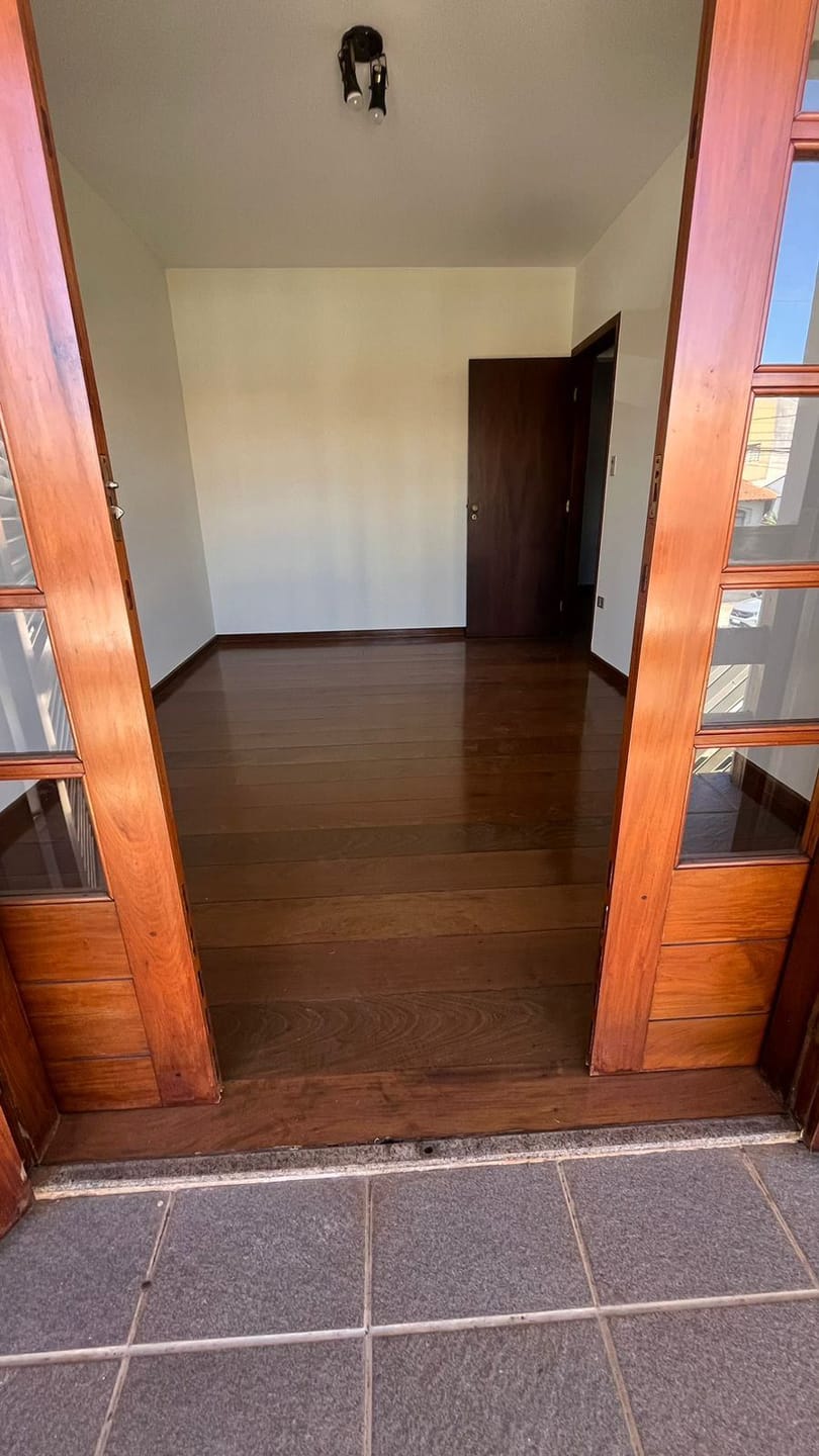 Casa comercial próximo a Av Higienópolis, piscina- Guanabara, Londrina, PR