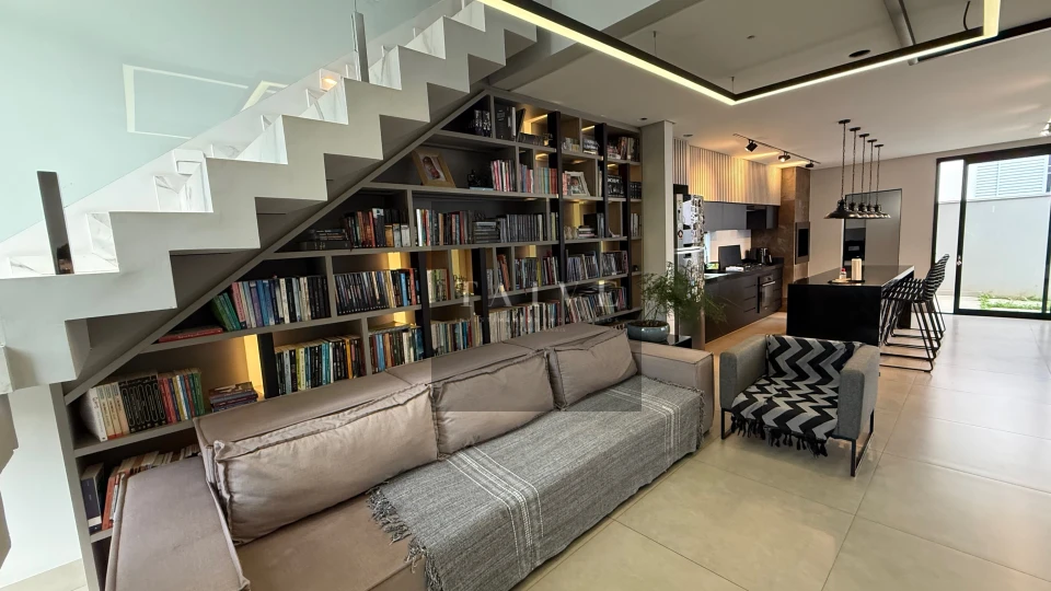 Sobrado à venda, 4 quartos sendo 3 suites, 250 m², Royal Maison, Londrina, PR