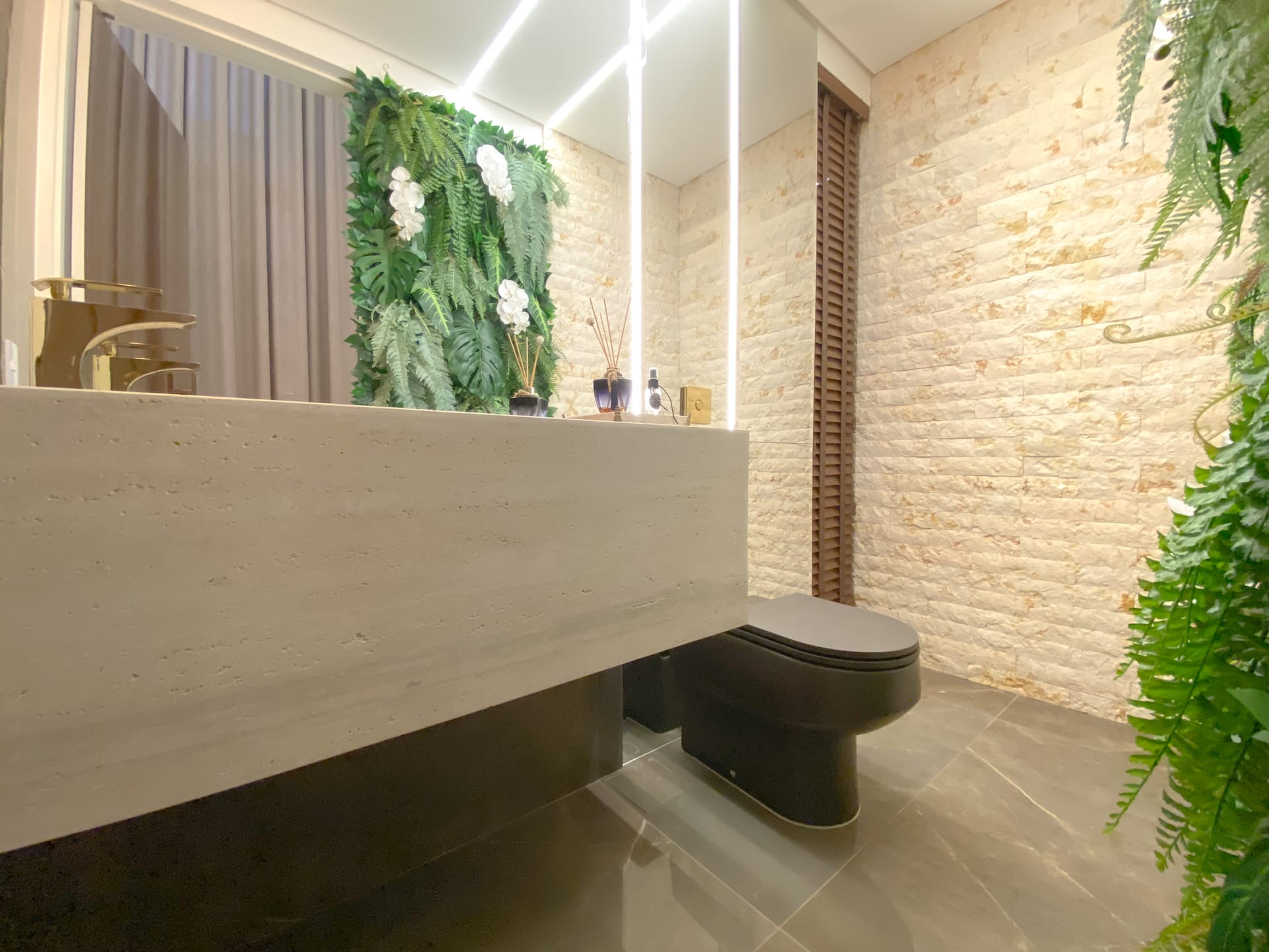 Sobrado à Venda, 302m² úteis,  3 suítes, decorado no Cond.Vivenda Vivendas do Arvoredo, Londrina, PR