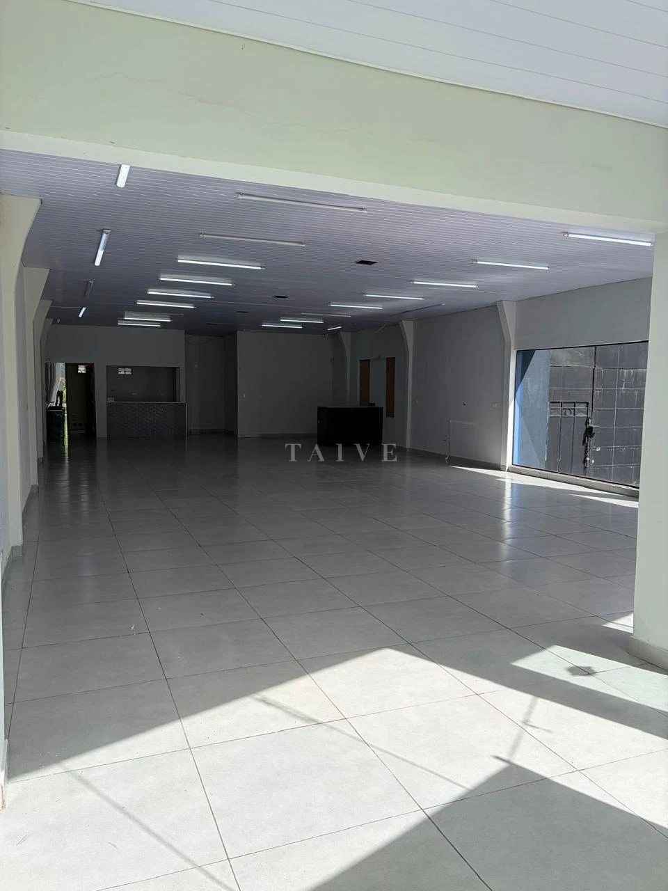Imagens do imóveis Sala comercial de 741 m² para alugar na Avenida Tiradentes, Londrina/PR.