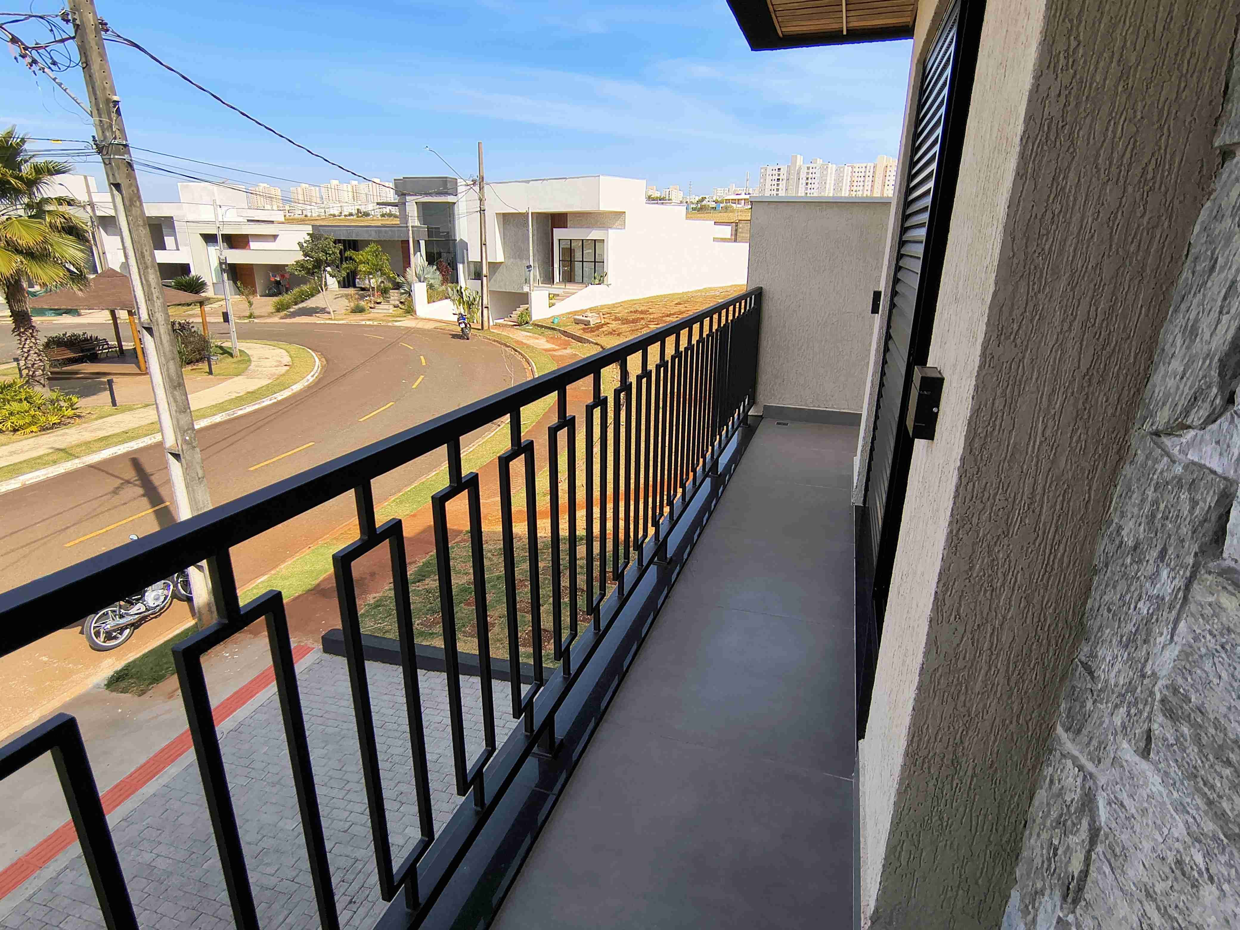 Casa à venda em condomínio Bella Vitta, porteira fechada, 4 suítes , 258 M² construção, piscina- Cidade Industria 2, Londrina - PR