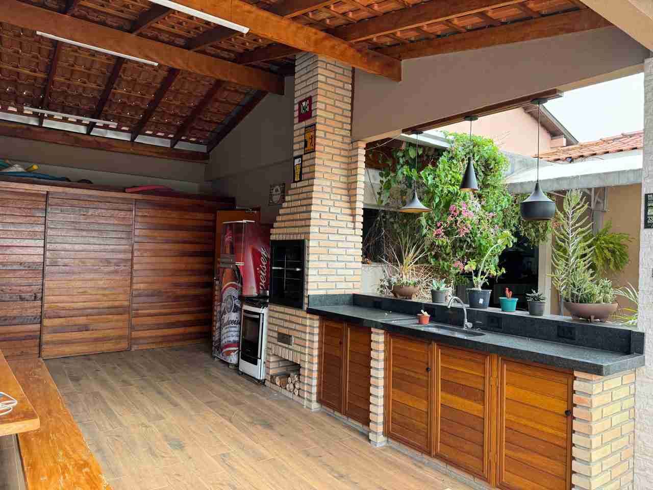 Casa à venda, 400 m2 úteis, 4 quatos sendo 2 suítes, porteira fechada. área de lazer ampla, 6 vagas, Jardim Shangri-lá A, Londrina-PR