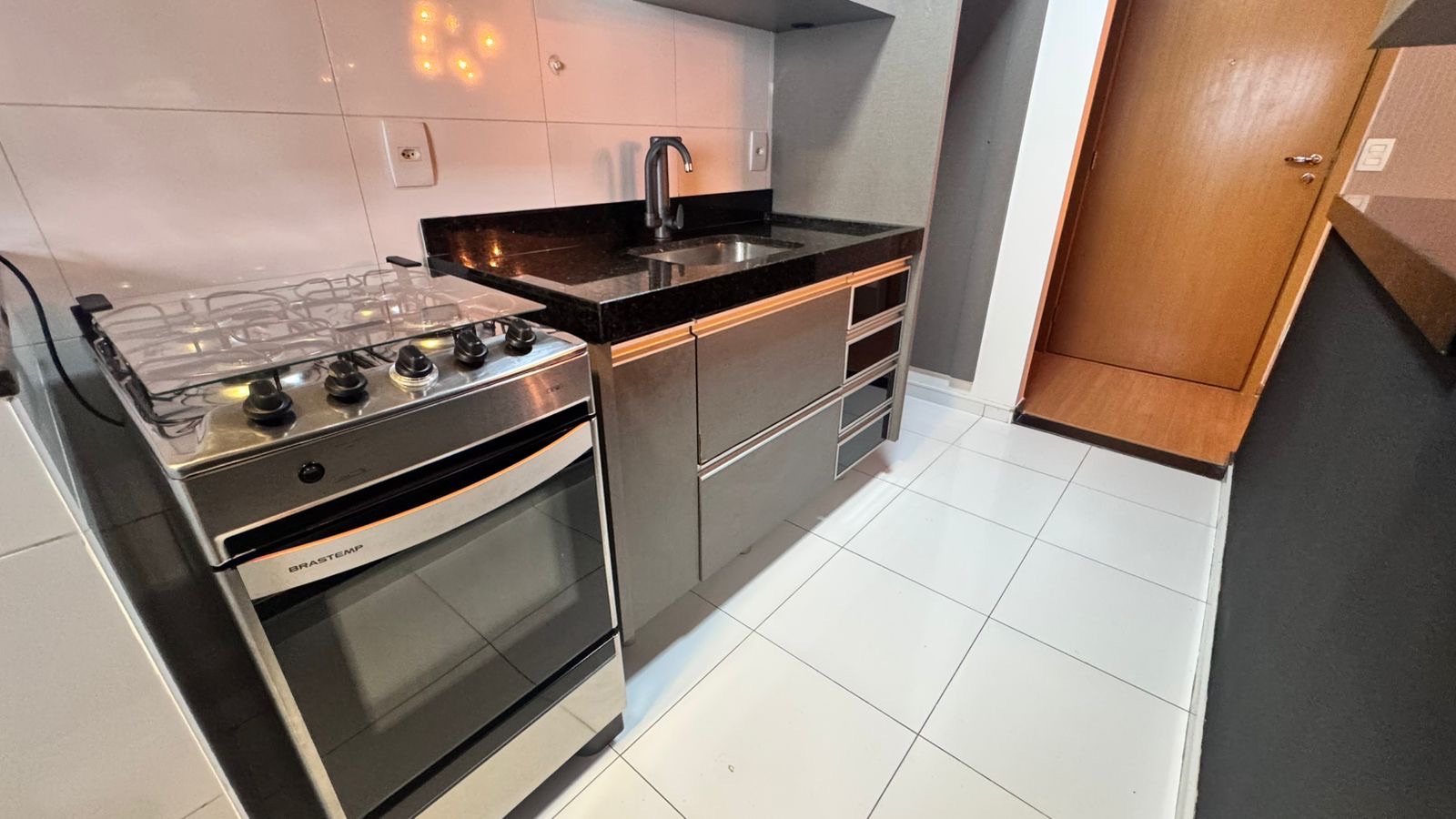 Apartamento para venda, Edifício Liberty Towers,  77m² úteis, 2 quartos sendo 1 suíte, andar alto, com planejados -  Santa Rosa, Londrina, PR
