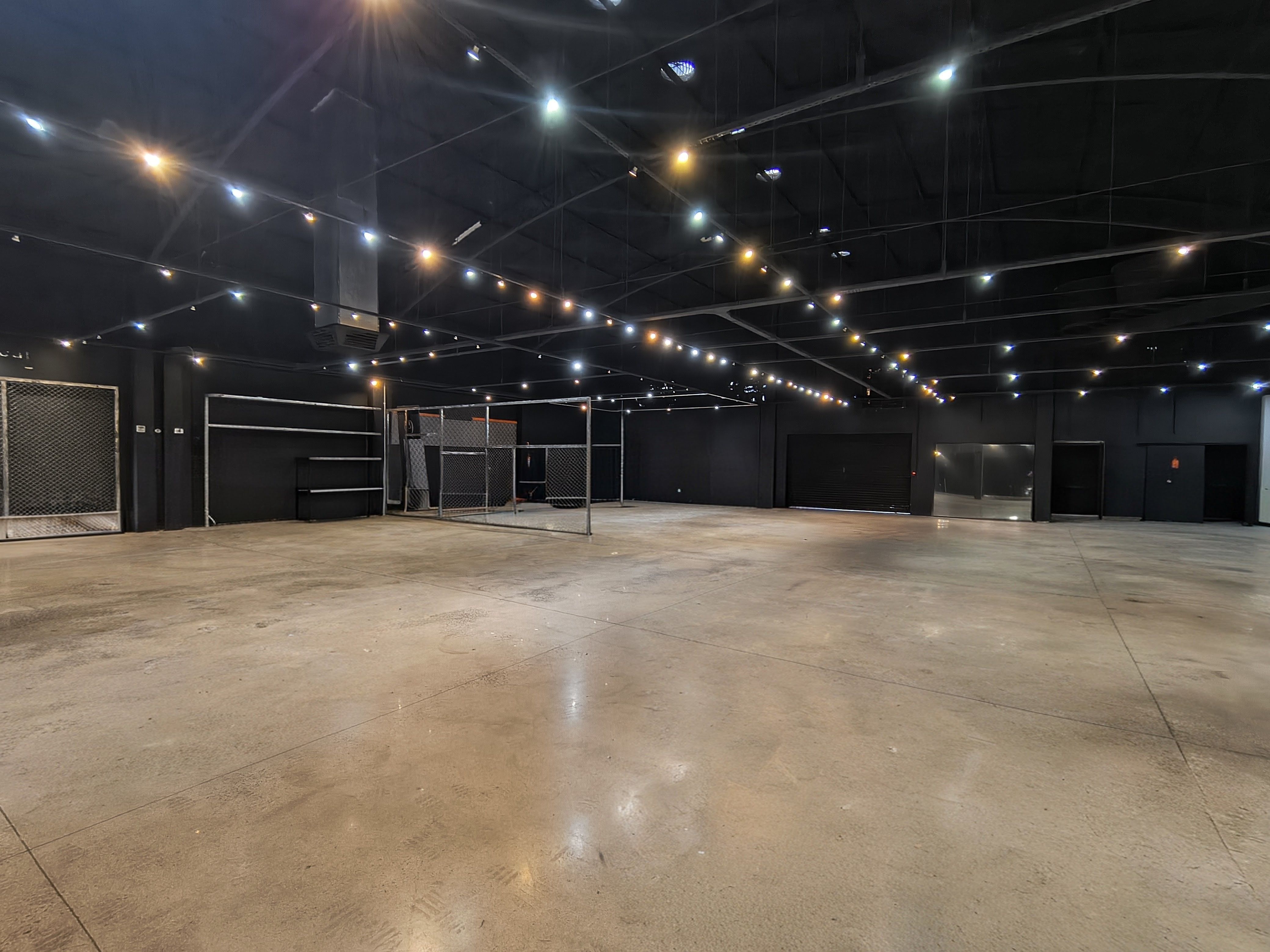 Barracão para locação, 997M² úteis, subsolo e mezanino, 28 garagens, 4 banheiros, Av.JK, Londrina-PR