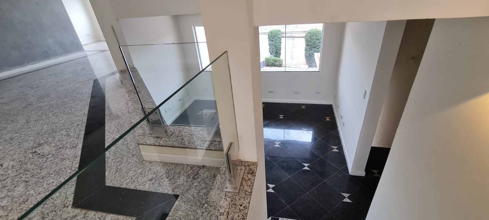 Sobrado à Venda, residencial ou comercial prox a Av Maringá, 440m² úteis, 5 quartos sendo 3 suítes, e 2 com sacada, piscina, 4 vagas - Iguaçu, Lo